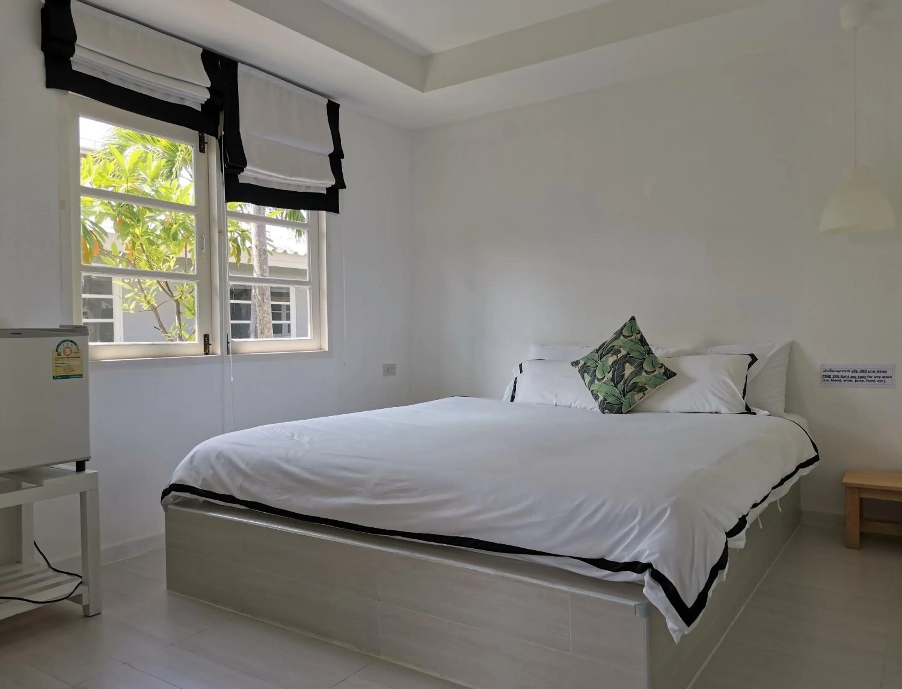 Standard Studio in 1715 House - White Rhino