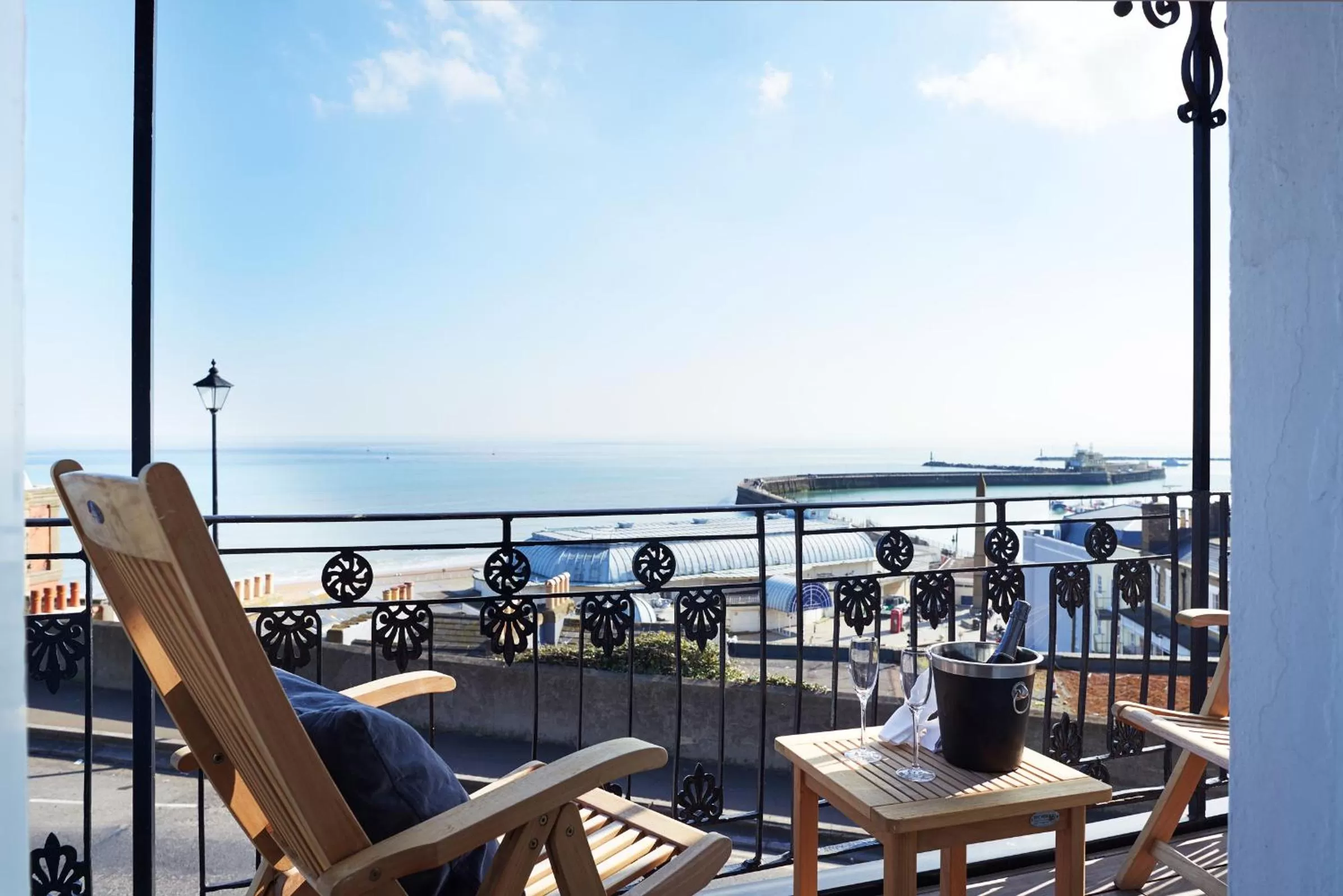 Deluxe Double Room with Balcony and Sea View in Albion House at Ramsgate