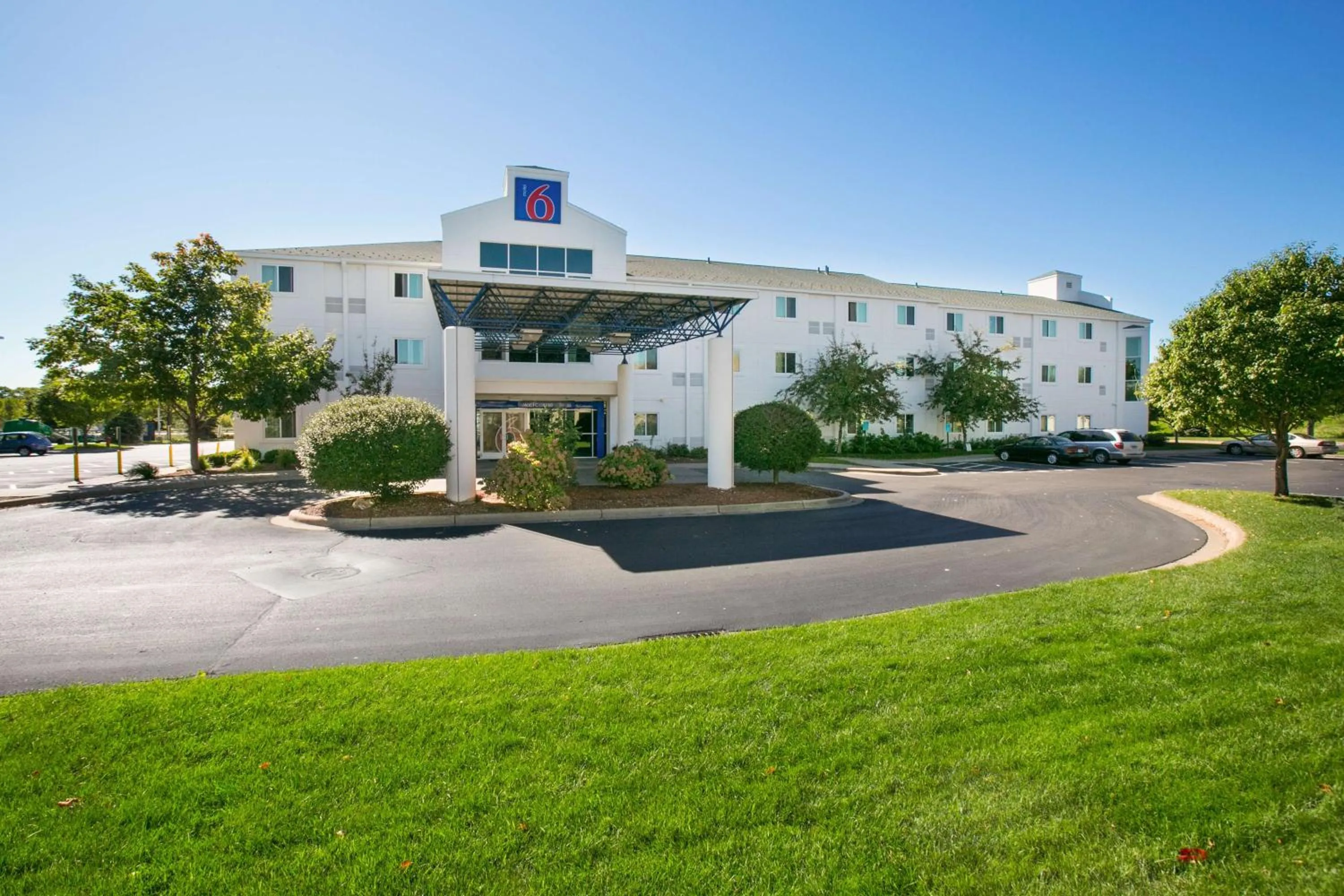 Property building in Motel 6-Brooklyn Center, MN - Minneapolis
