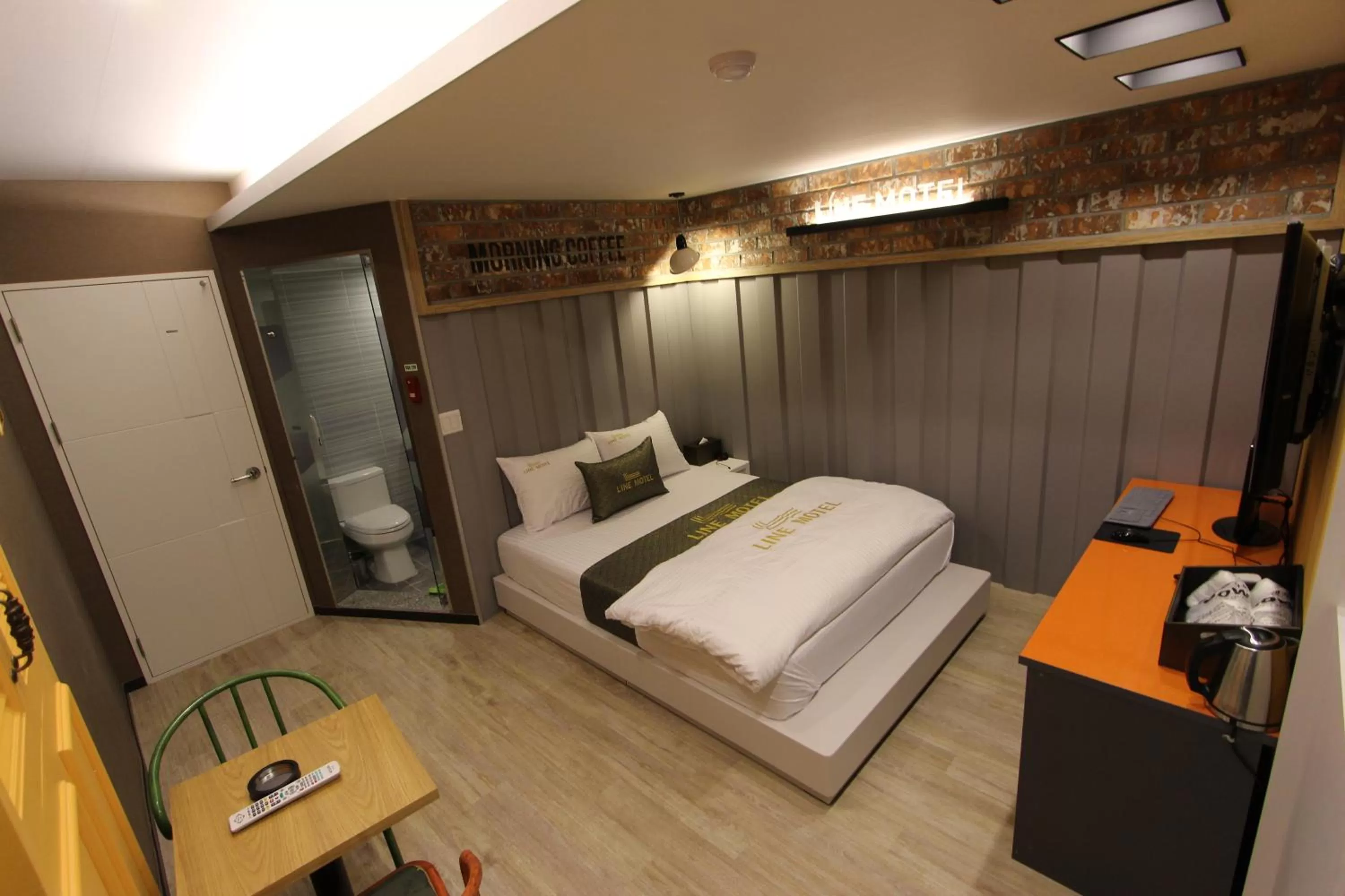 Bed in Line Motel