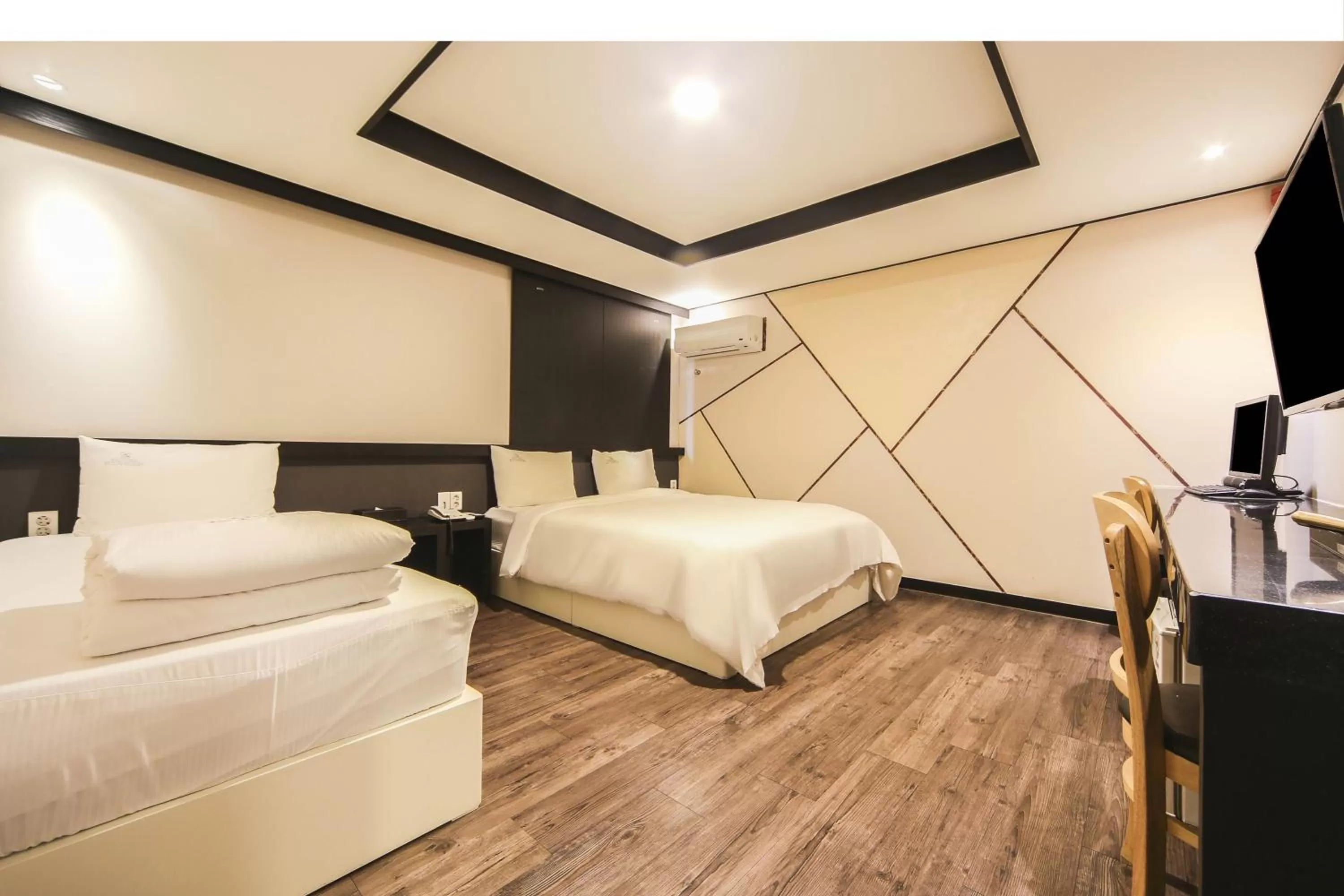 Standard Twin Room in Elysee Hotel