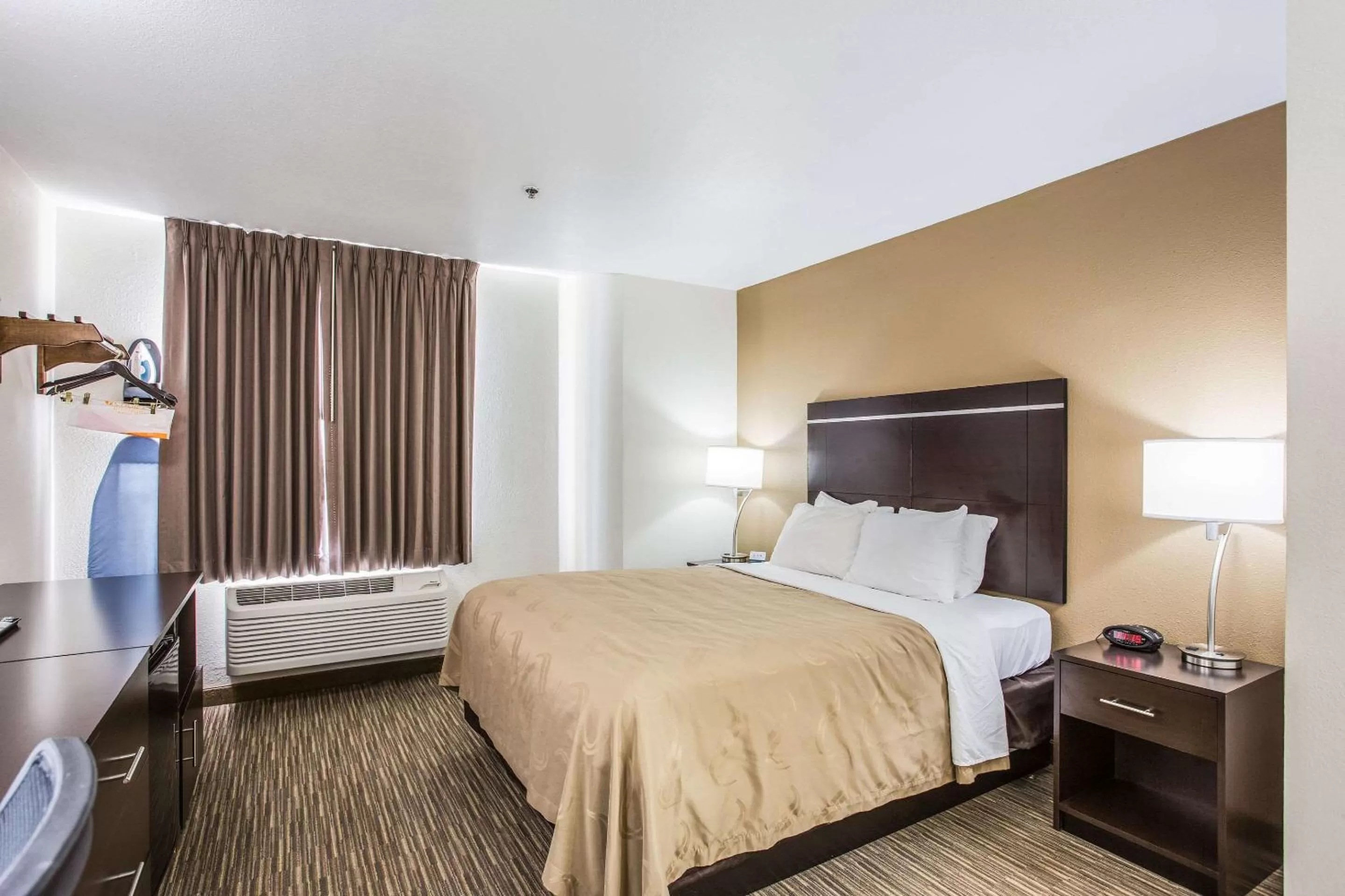 Queen Room - Non-Smoking in Quality Inn & Suites Meridian - West Boise