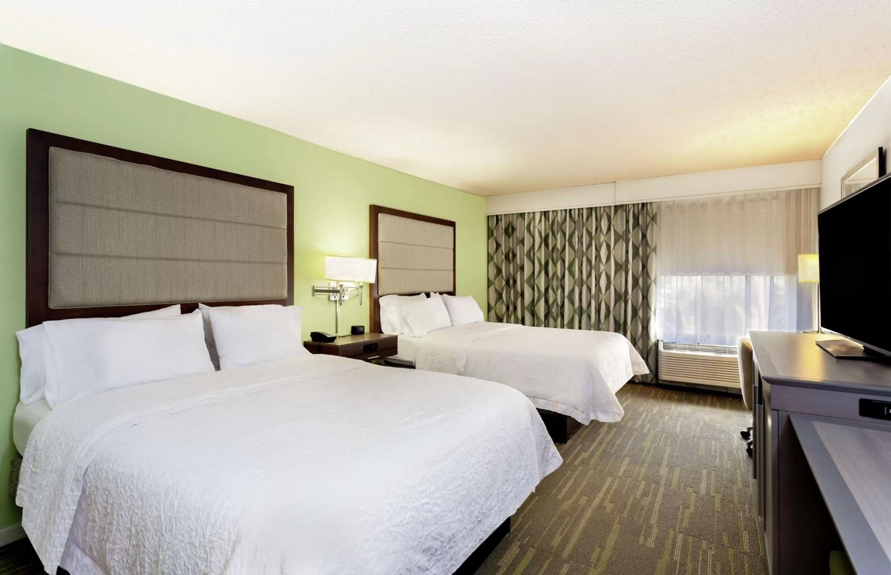 Queen Room with Two Queen Beds - Hearing Access/Non-Smoking in Hampton Inn Melbourne