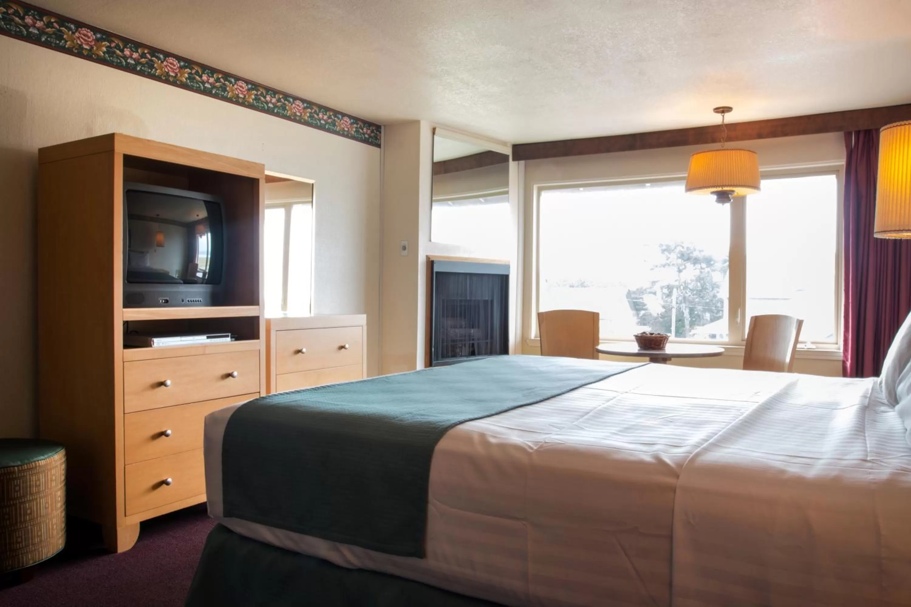 King Room with Partial Ocean View in Hi Tide Oceanfront Inn