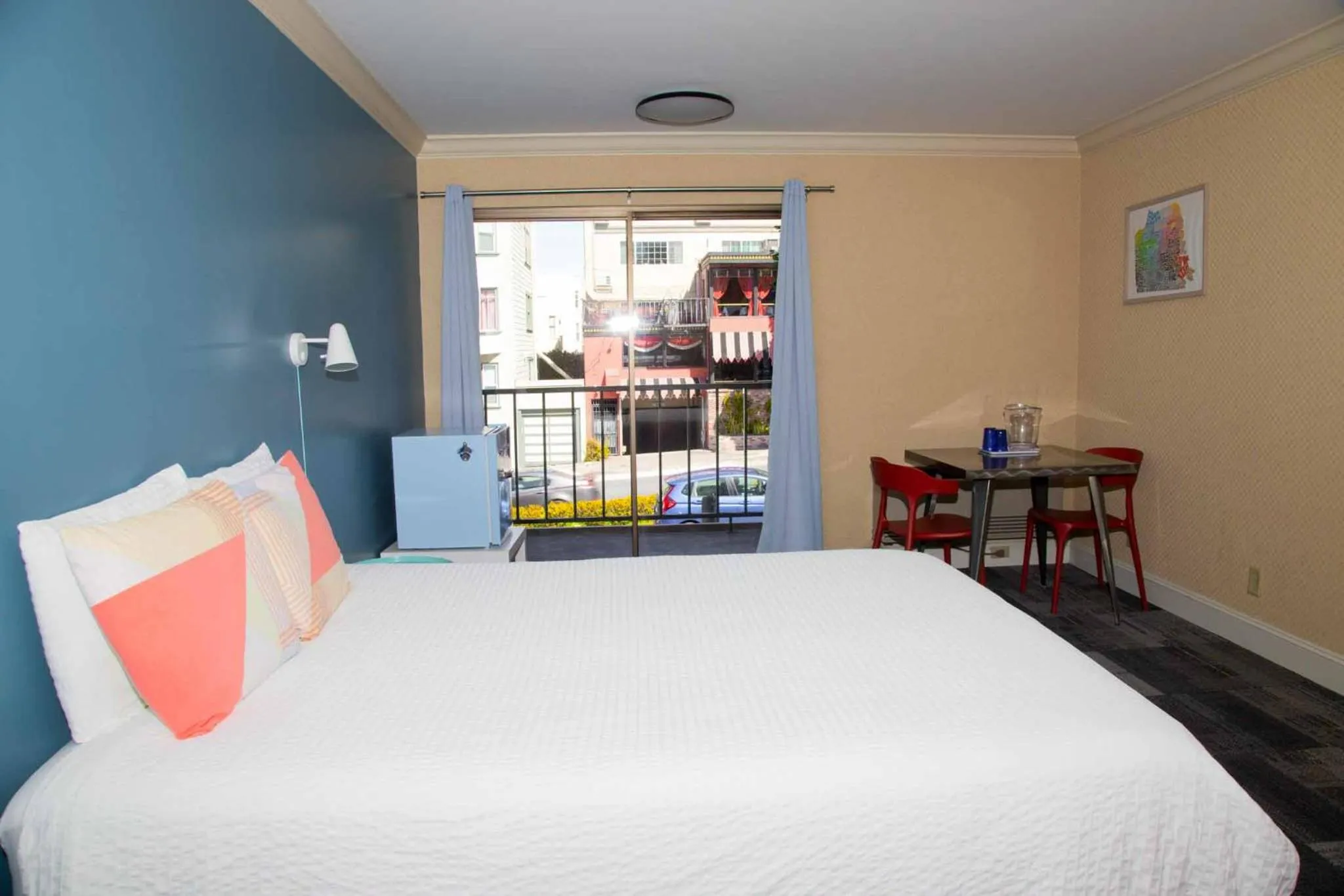 Queen Room with Balcony in Samesun San Francisco