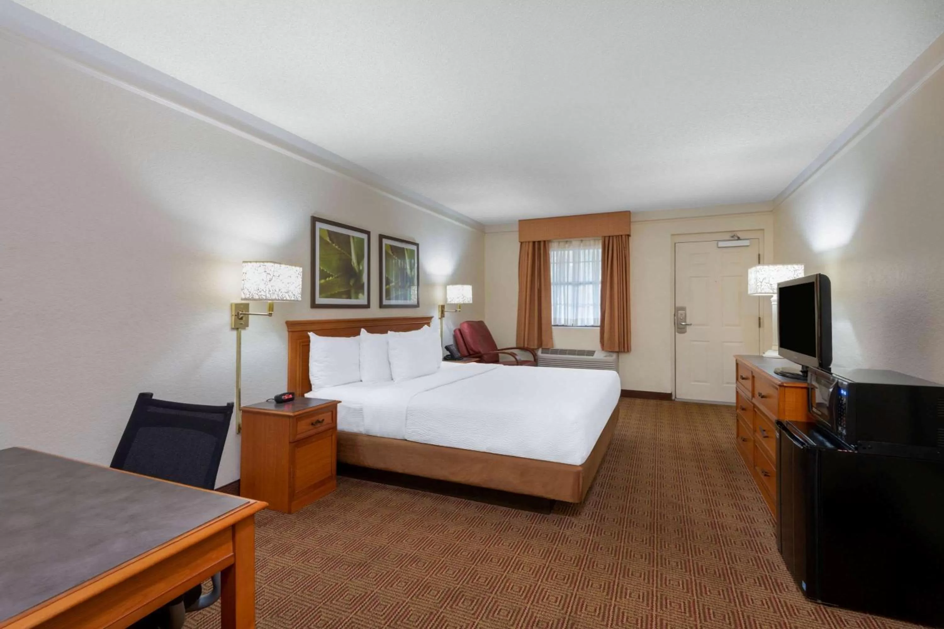 Deluxe King Room in La Quinta East Deerfield Beach - Boca Raton