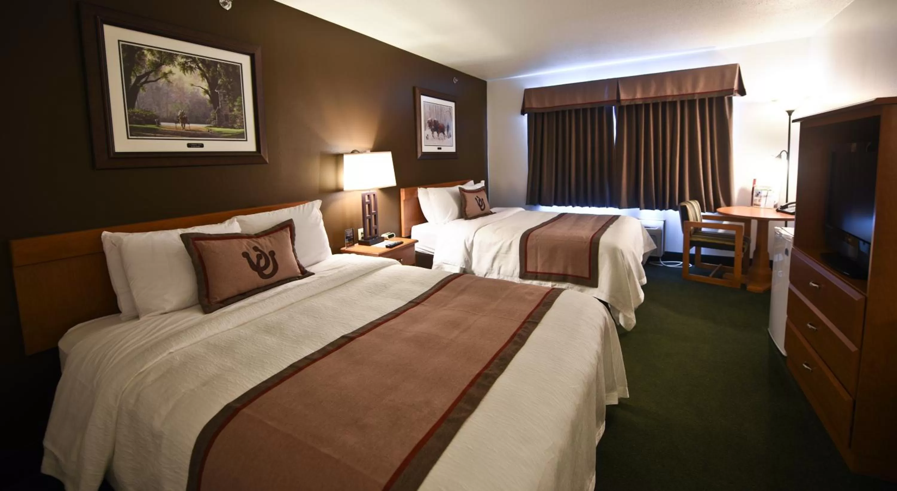 Standard Queen Room with Two Queen Beds in Draft Horse Inn and Suites