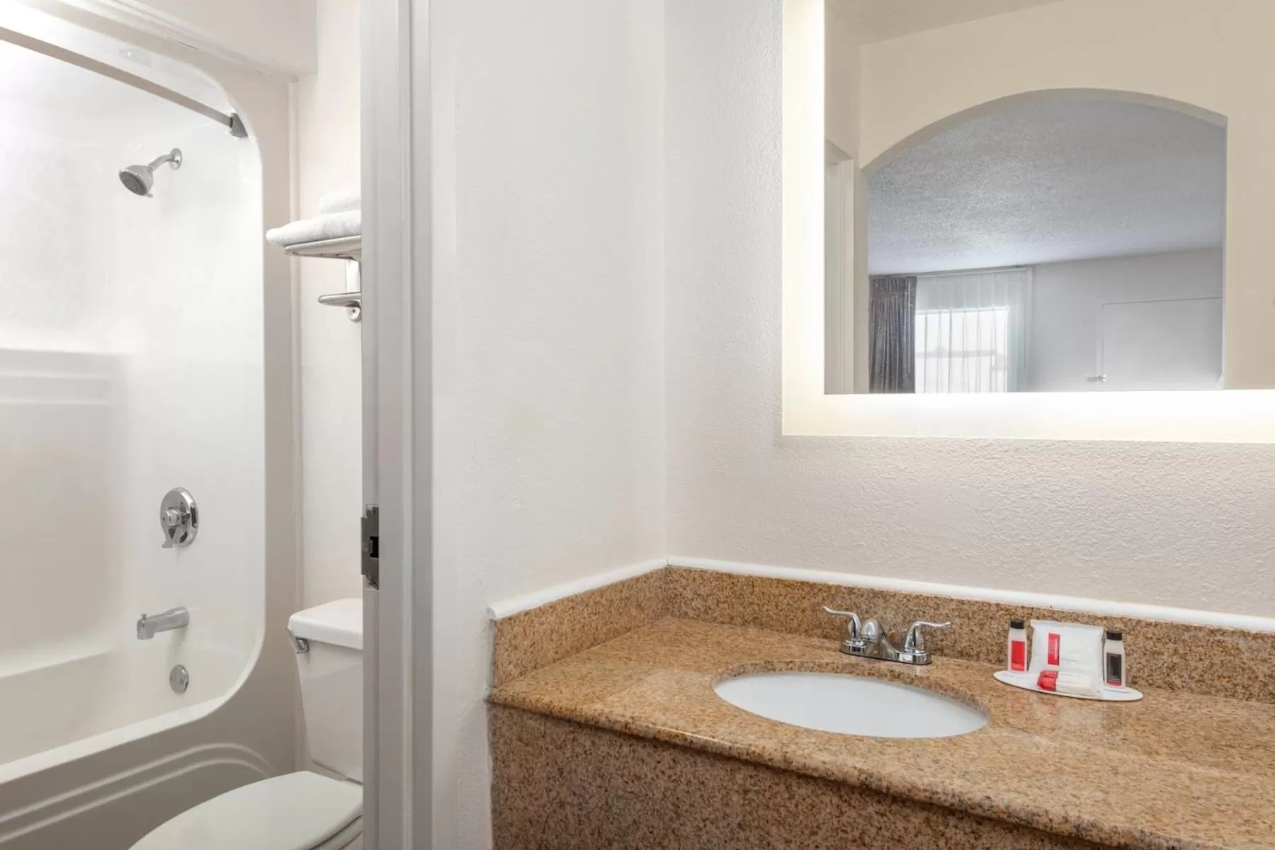 Queen Room in Howard Johnson by Wyndham Rock Hill