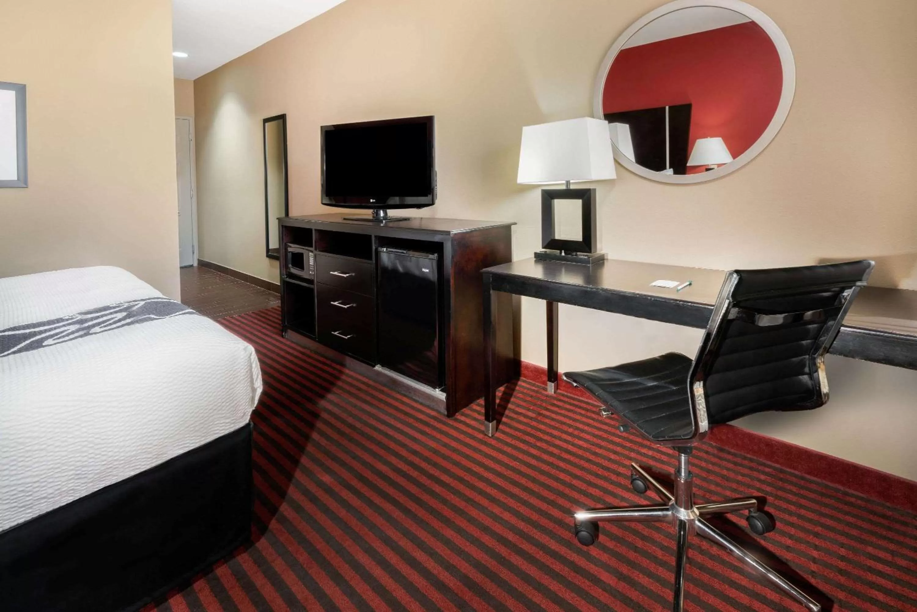 Deluxe King Room - Mobility Access/Non-Smoking in La Quinta by Wyndham Boutte
