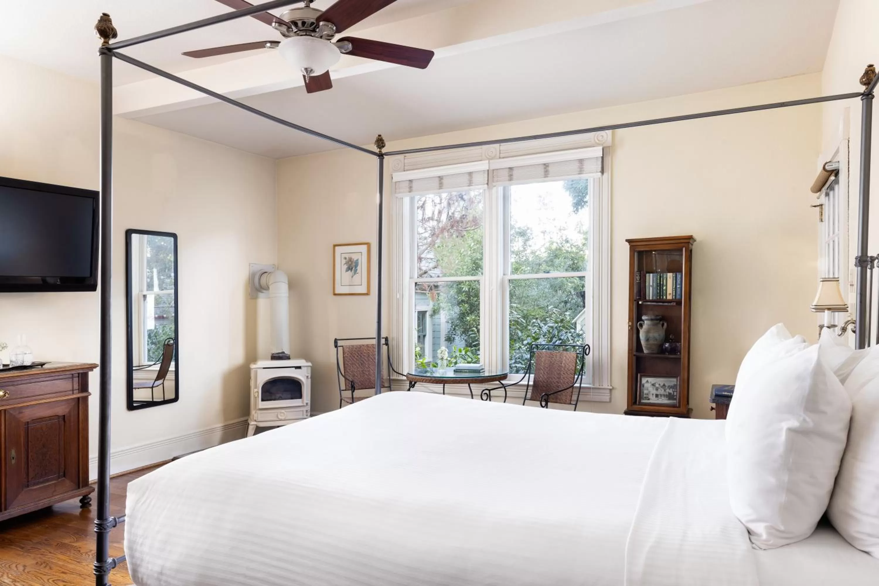 Queen Suite with Spa Bath in Centrella Hotel, a Kirkwood Collection Hotel