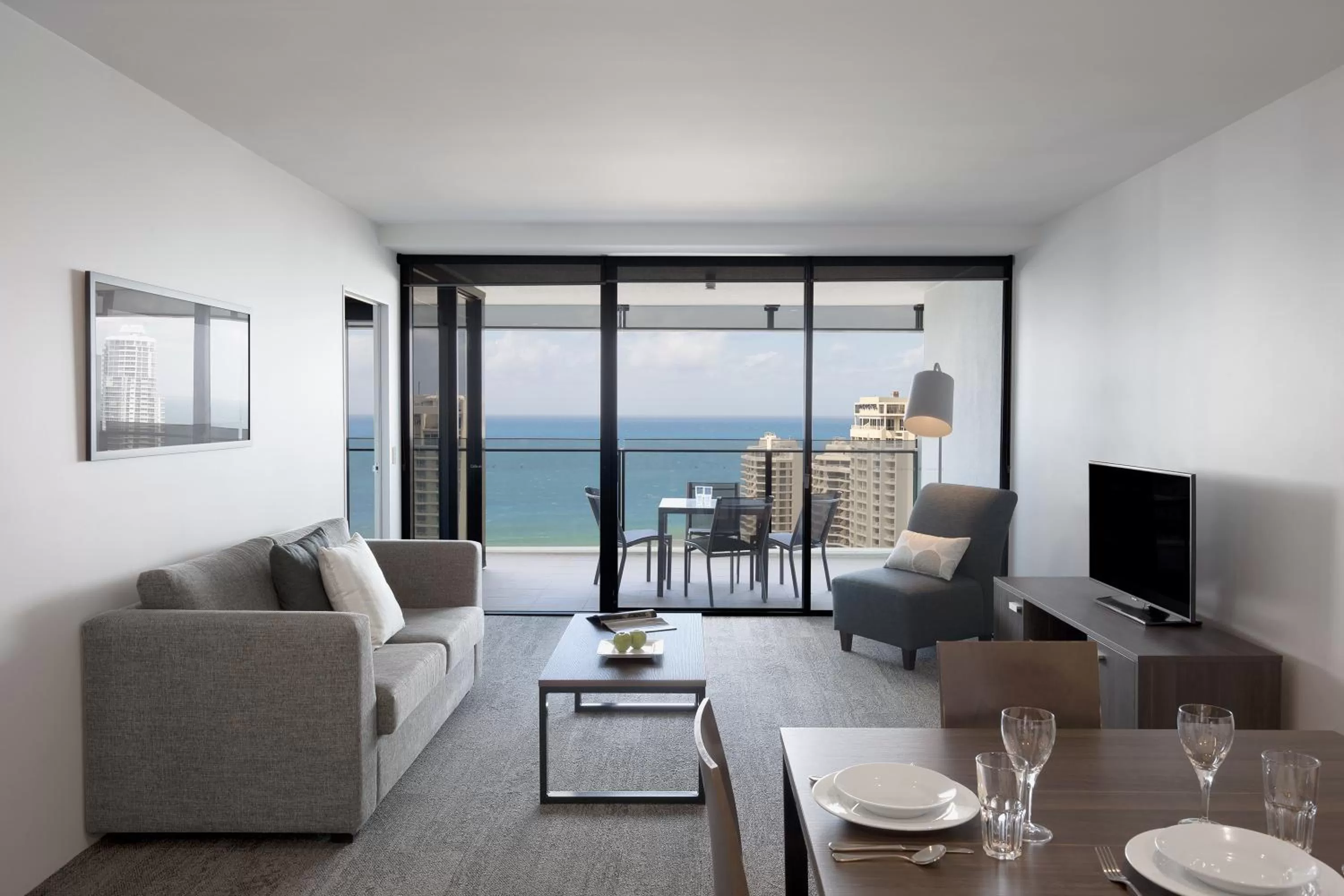 One-Bedroom Apartment with Ocean View and Spa Bath in Mantra Circle On Cavill