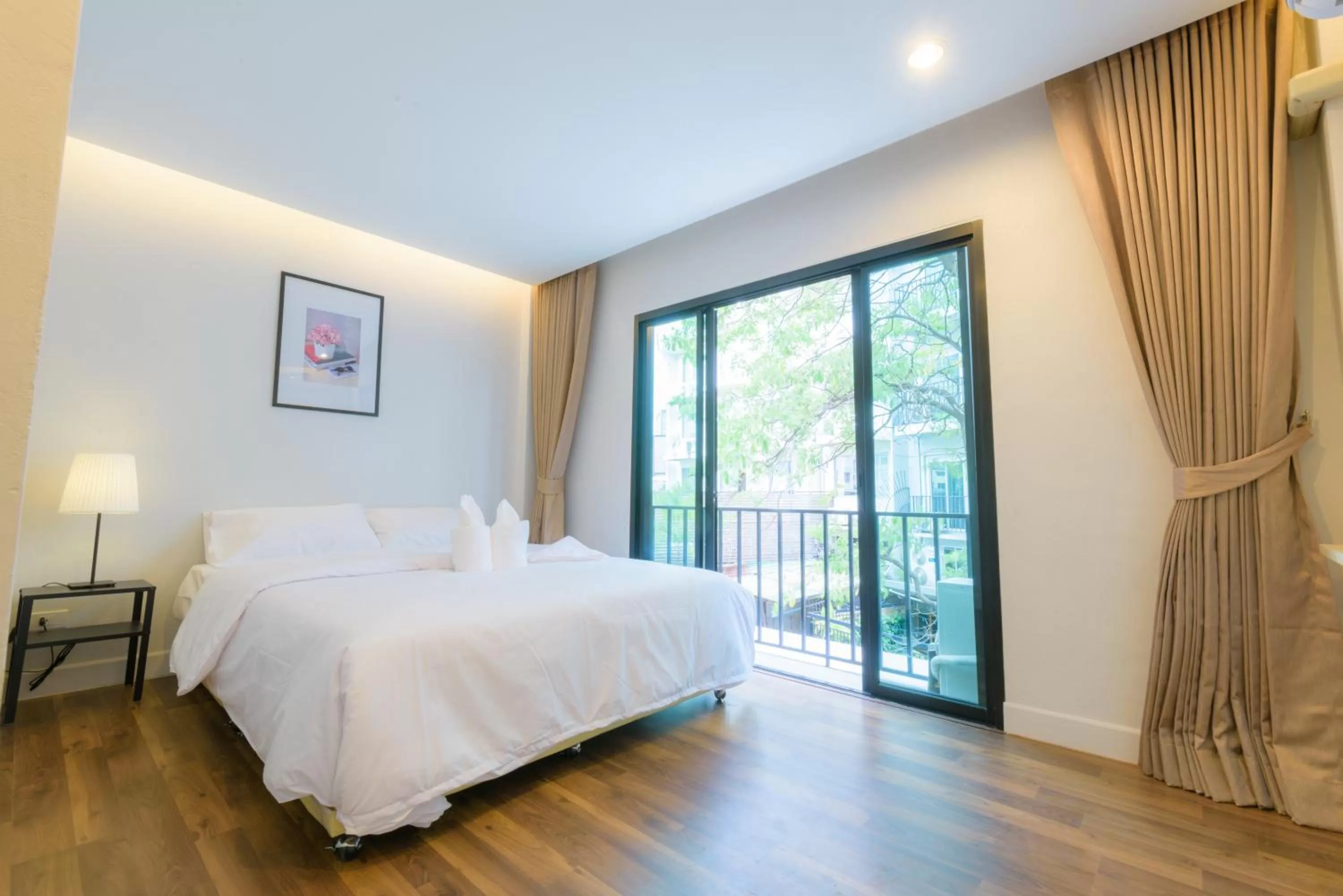 King Room with Balcony in Metro hotel