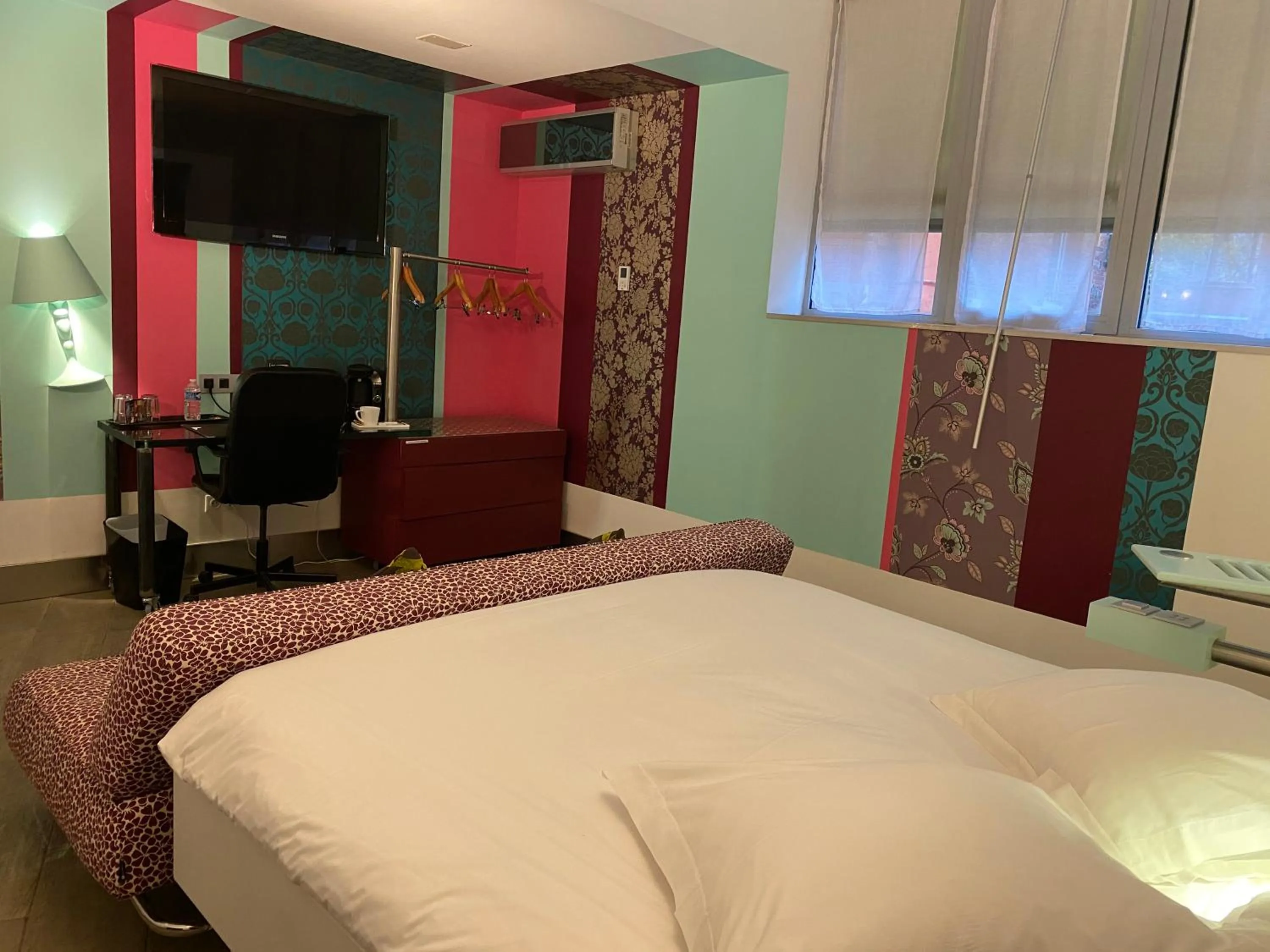 Family Room with Bath in Hôtel Le Dormeur du Val