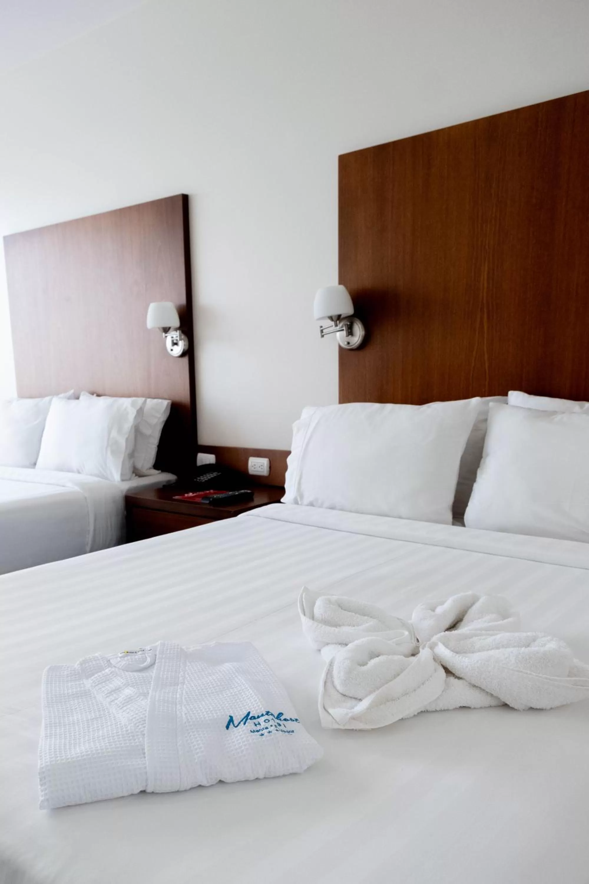 Twin Room with Sea View in MantaHost Hotel