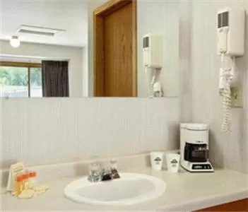 Queen Room - Non-Smoking in Travelodge by Wyndham Red Wing