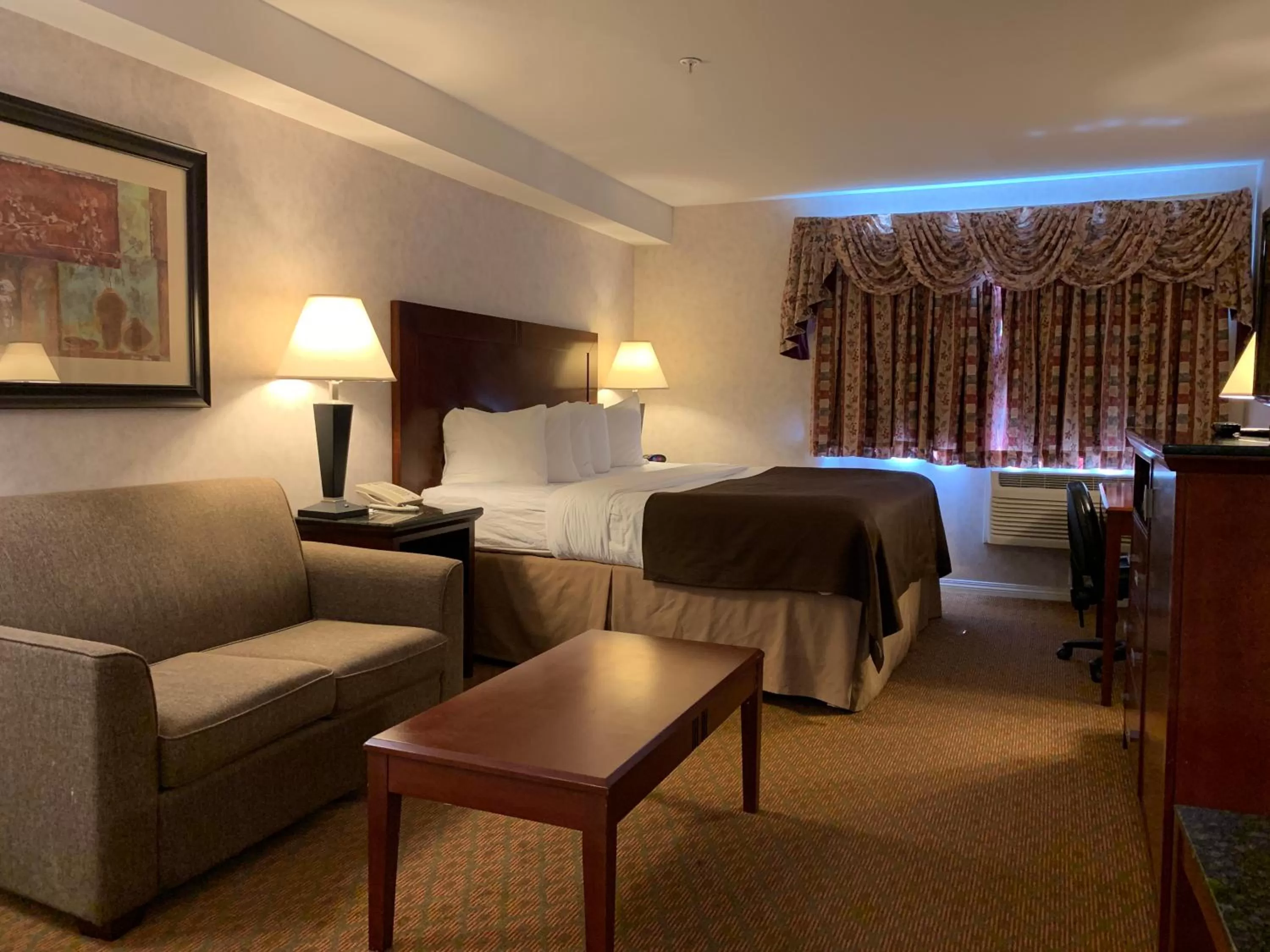 King Room with Sofa Bed in Pacific Inn & Suites Kamloops