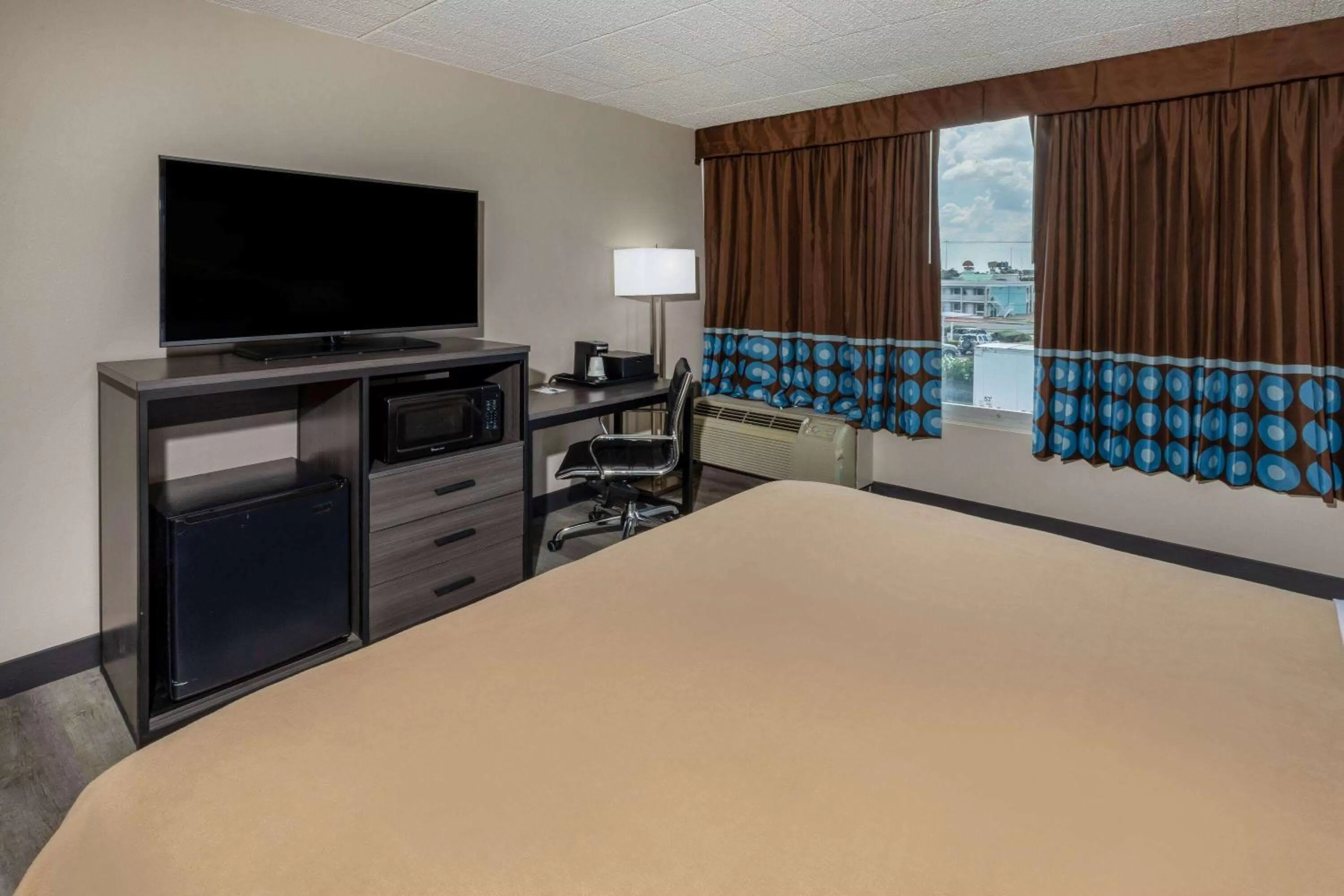 1 King Bed, Mobility Accessible Room, Roll In Shower, Non-Smoking in Super 8 by Wyndham Laredo