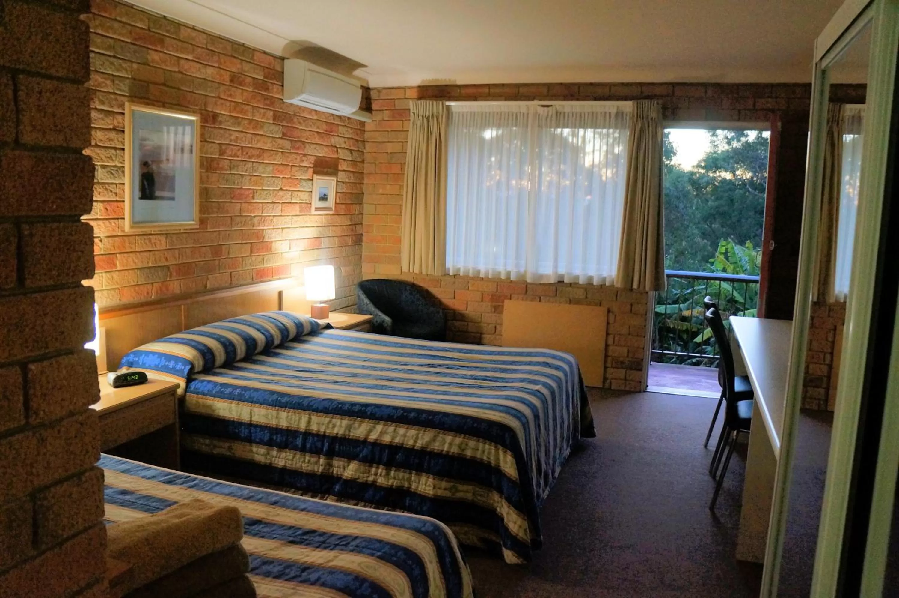 Queen Room with Balcony in Panorama Motor Inn