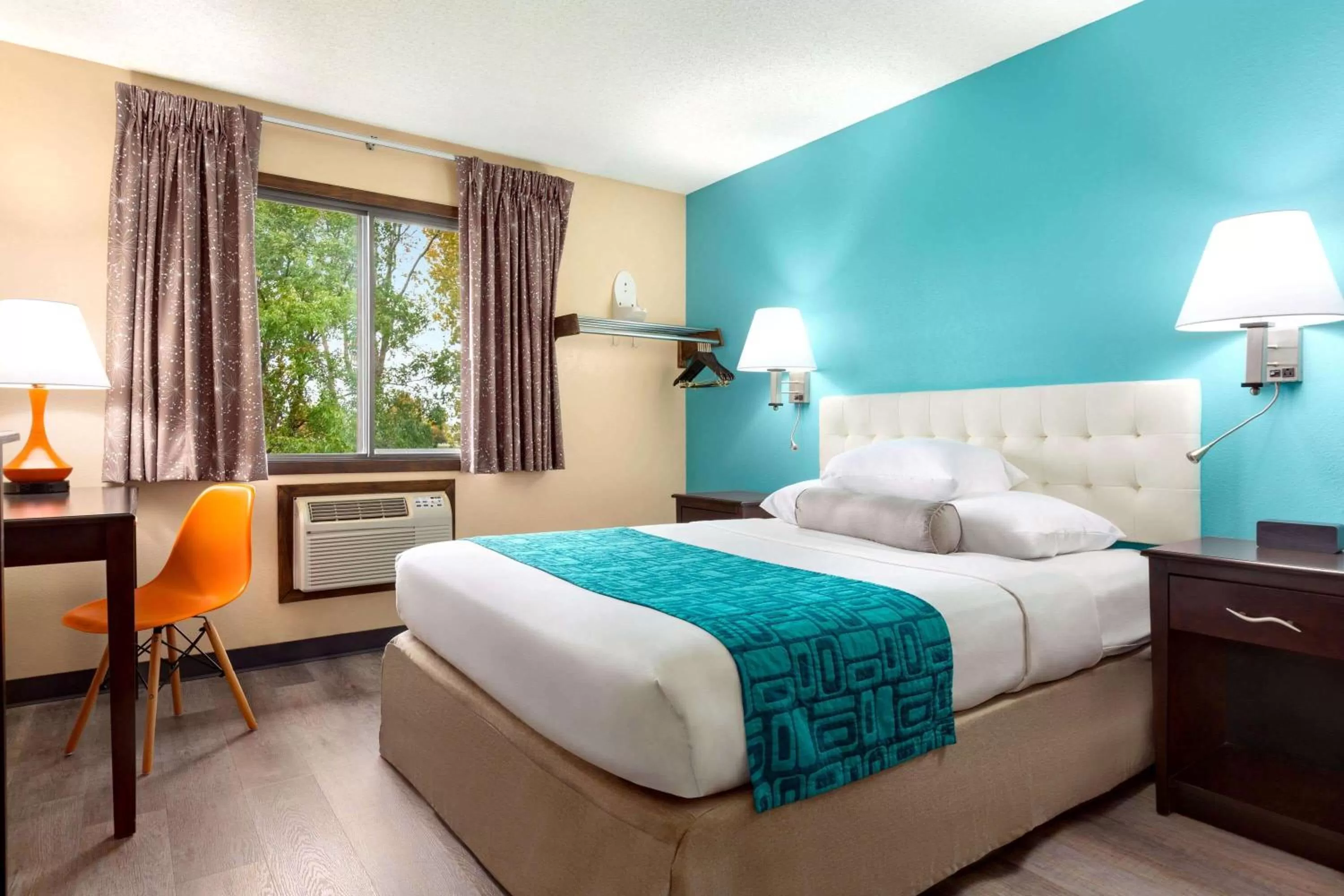 Queen Room - Non-Smoking in Howard Johnson by Wyndham Waterloo/Cedar Falls