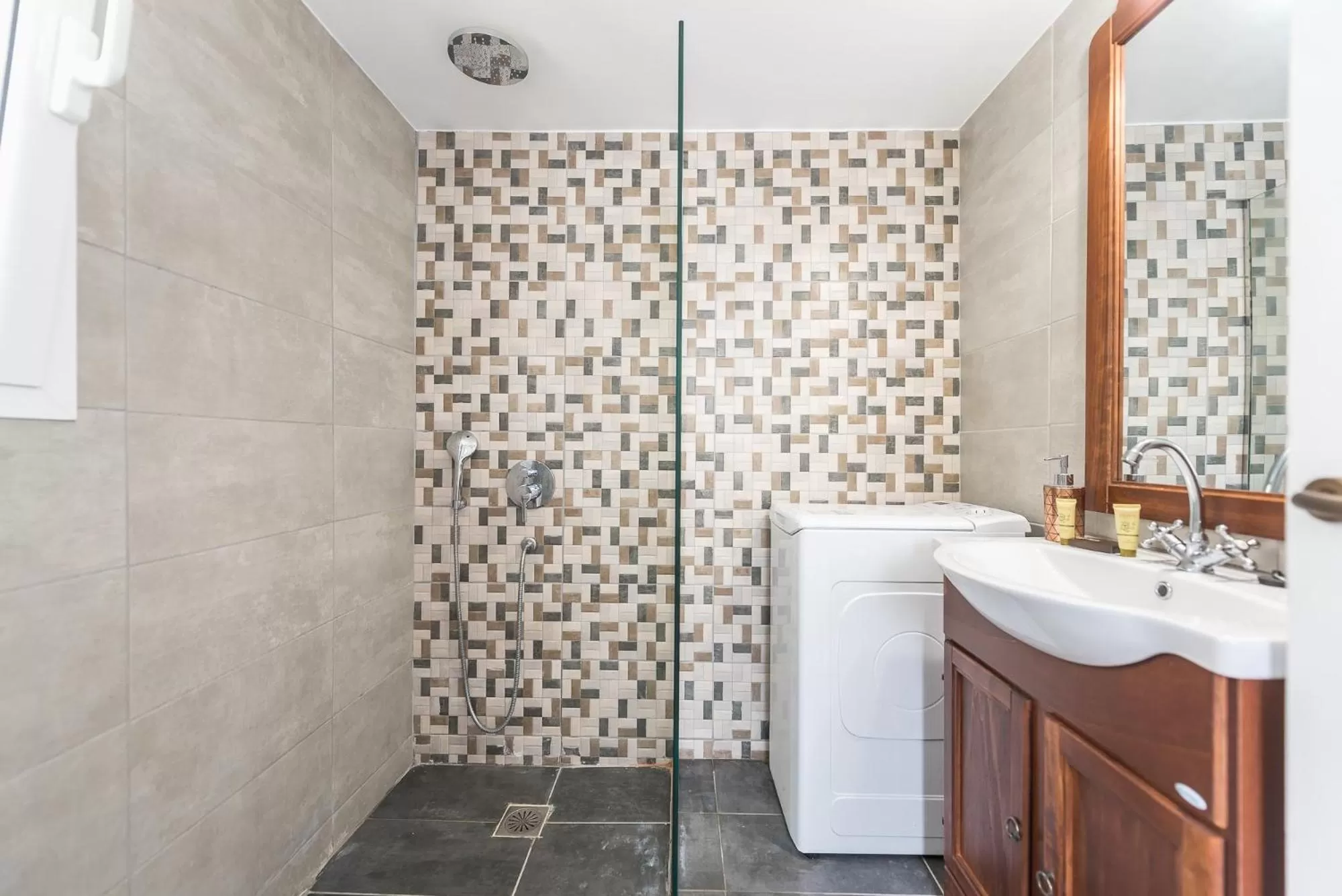 Studio in Athens Lights