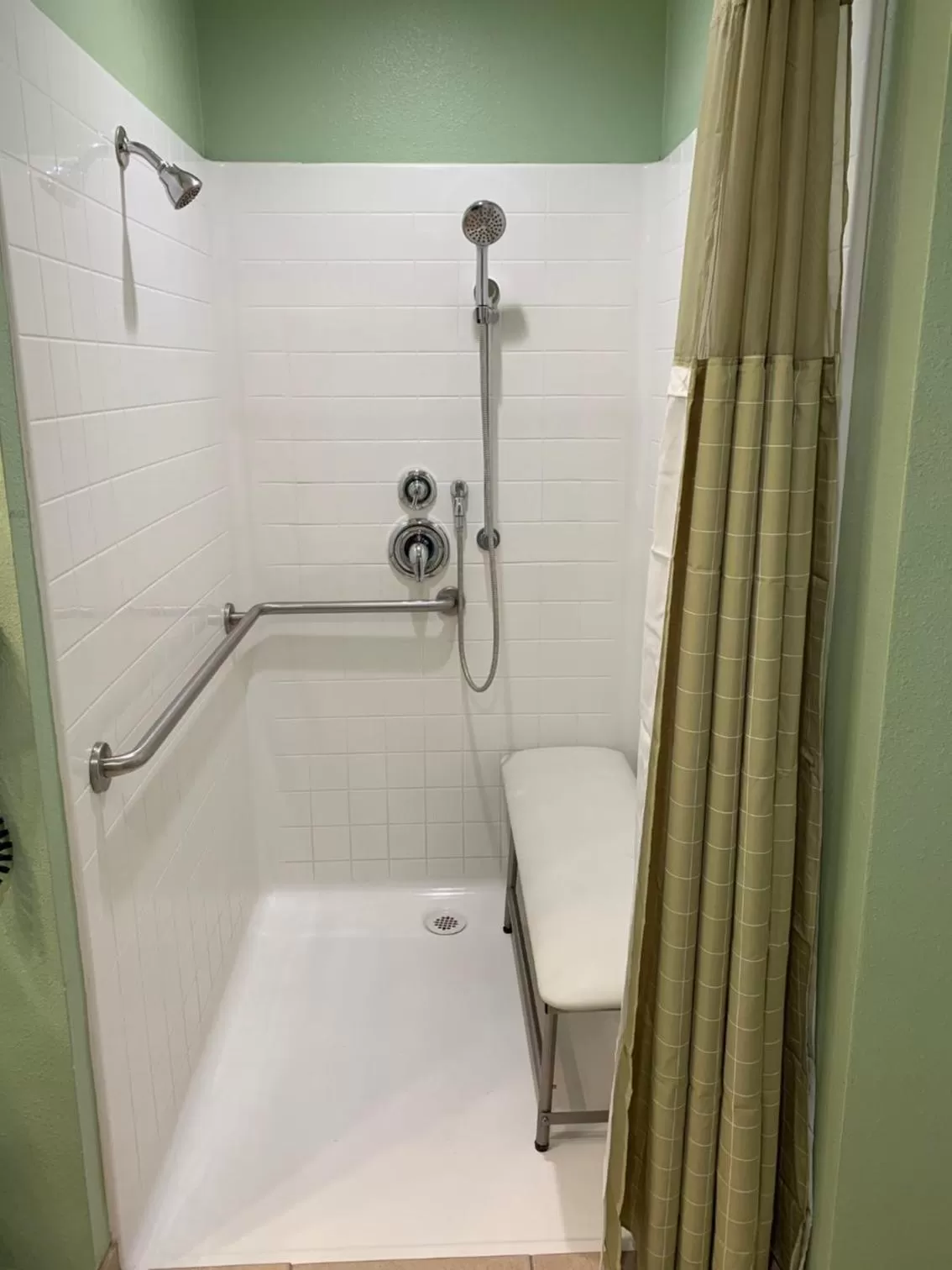 Queen Room - Disability Access in Rancho California Inn Temecula