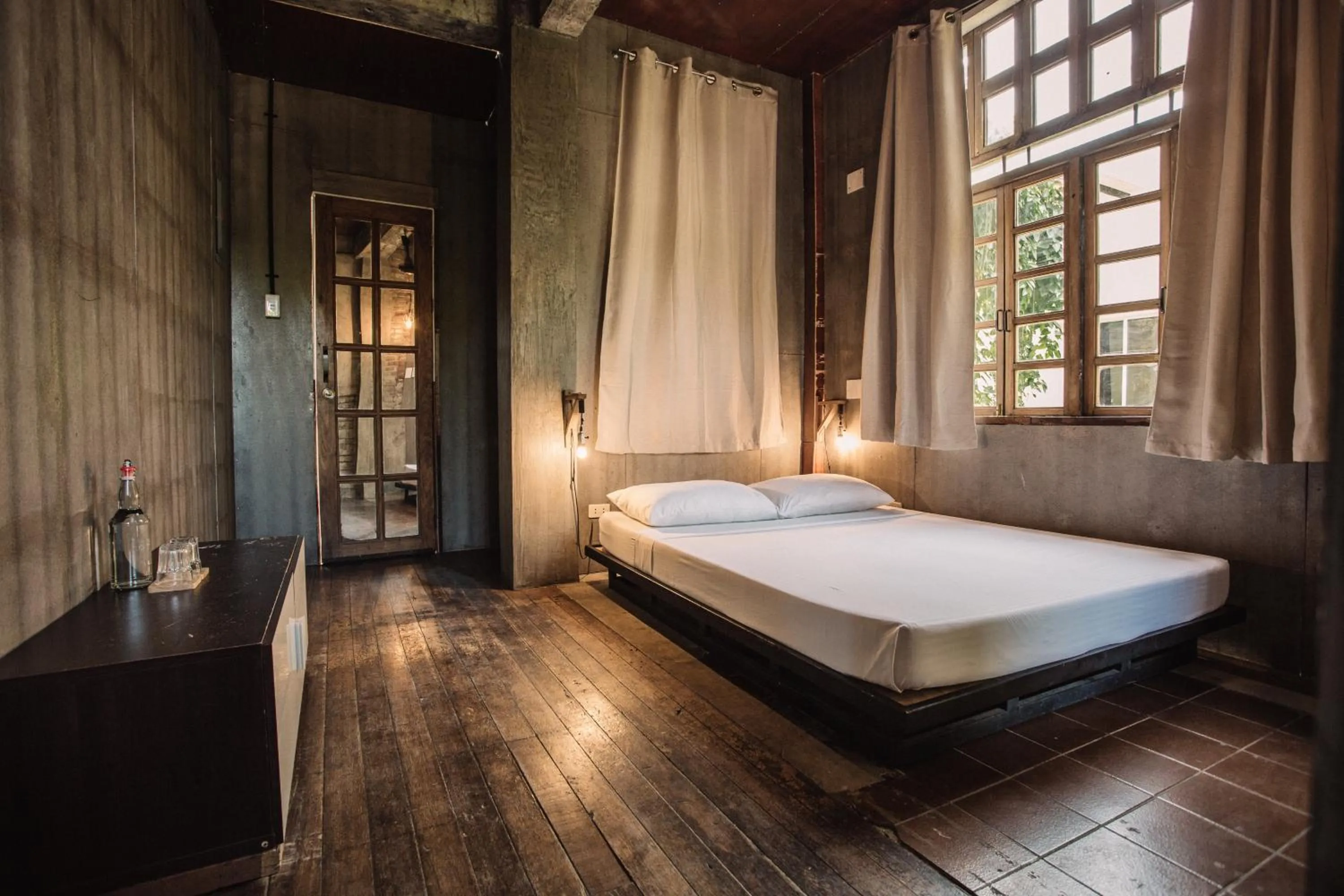 Deluxe Double Room with Private Bathroom in The Flying Fish Hostel