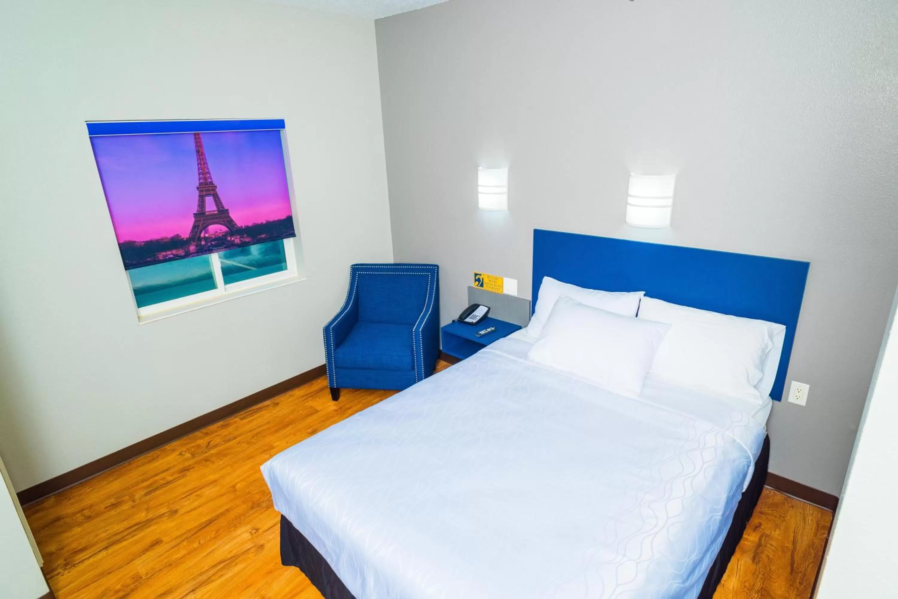 Queen Room with Roll-In Shower - Accessible/Non Smoking in Studio Z, Ascend Hotel Collection