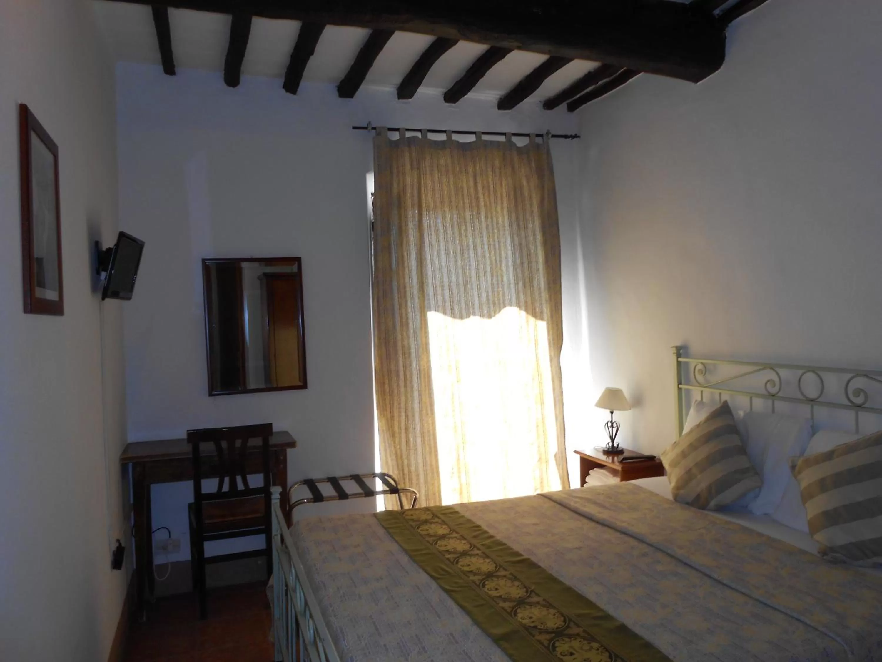 Double or Twin Room with Shared Bathroom - single occupancy in Civita B&B