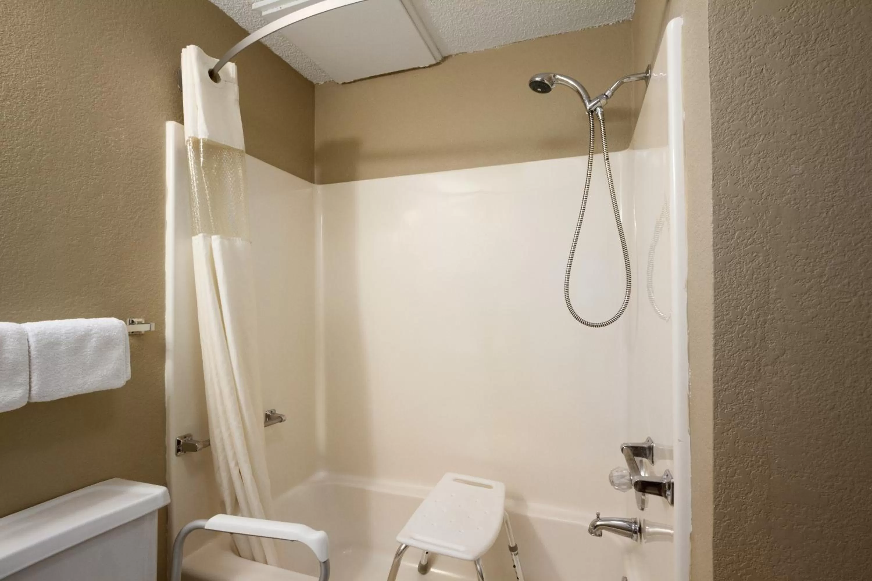 Queen Room with Bath Tub - Mobility Accessible/Non-Smoking in Super 8 by Wyndham Blackwell