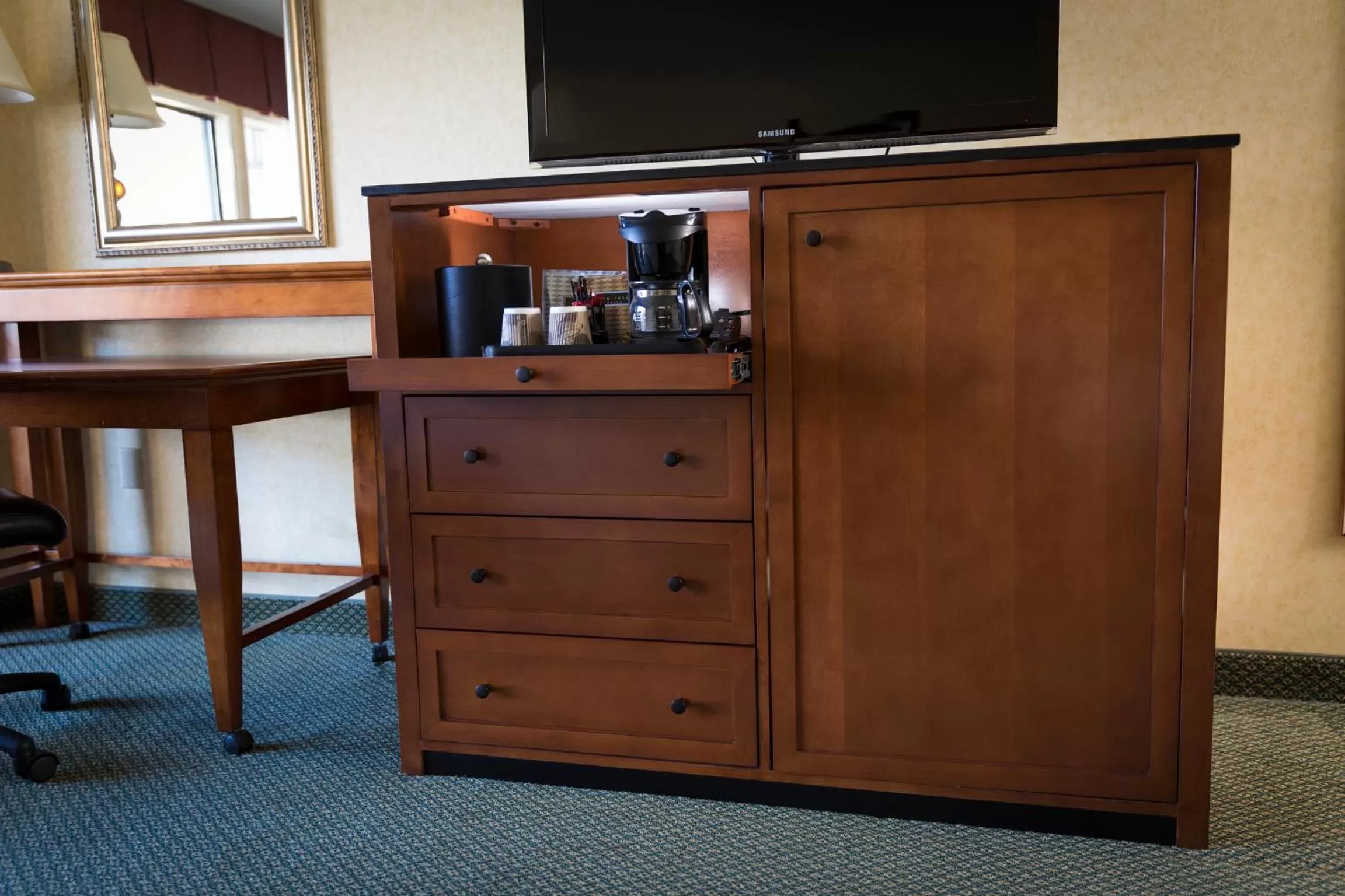 King Bed Accessible in Red Lion Hotel Eureka