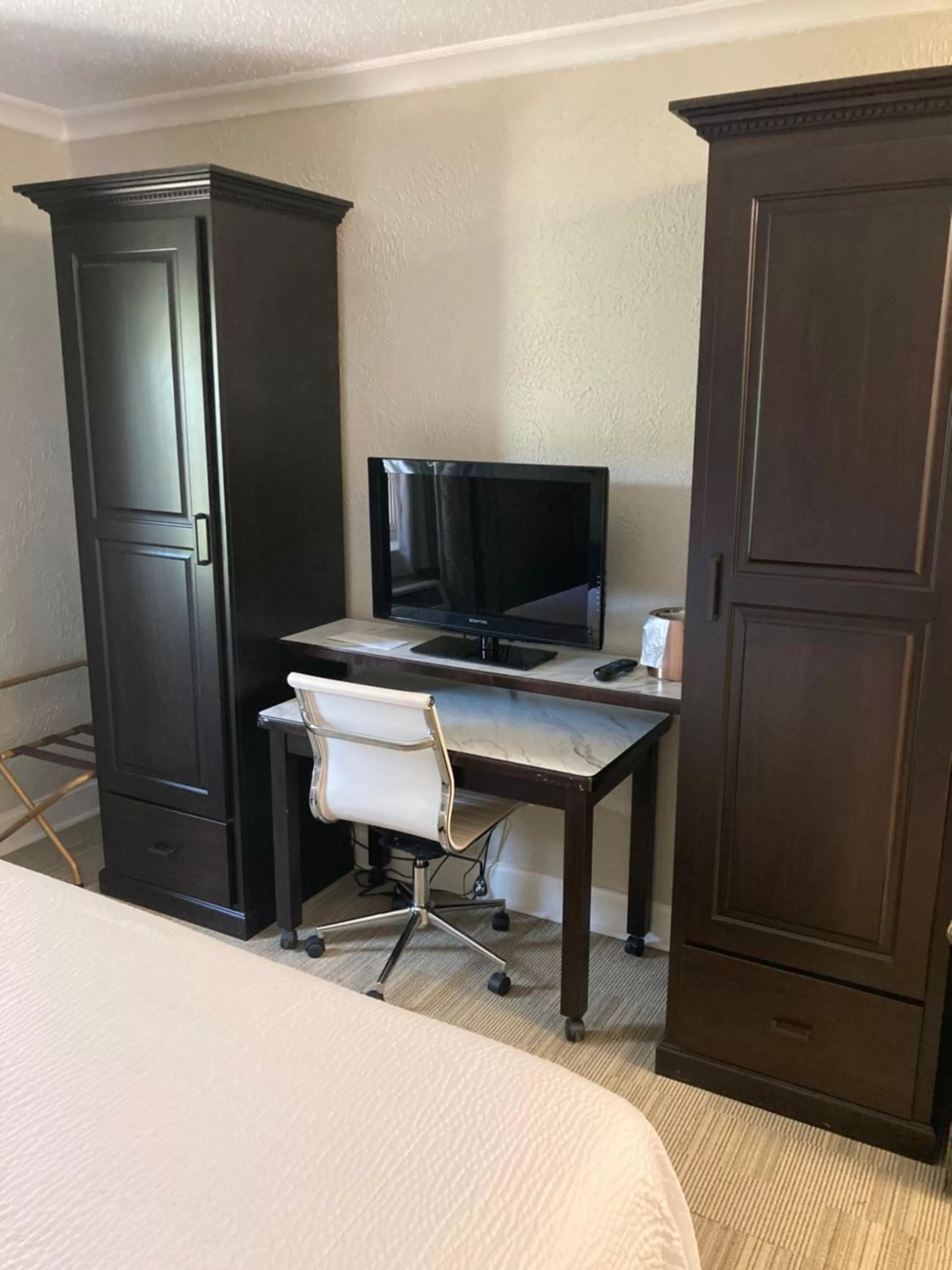 Standard King Room in The Aurora Inn Hotel and Event Center