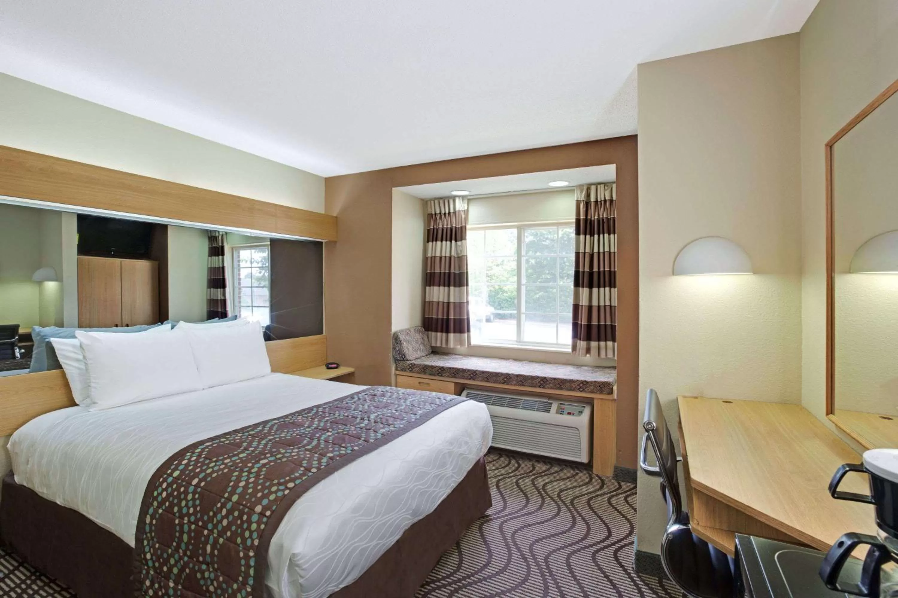 Deluxe Queen Room - Non-Smoking in Microtel Inn by Wyndham University Place