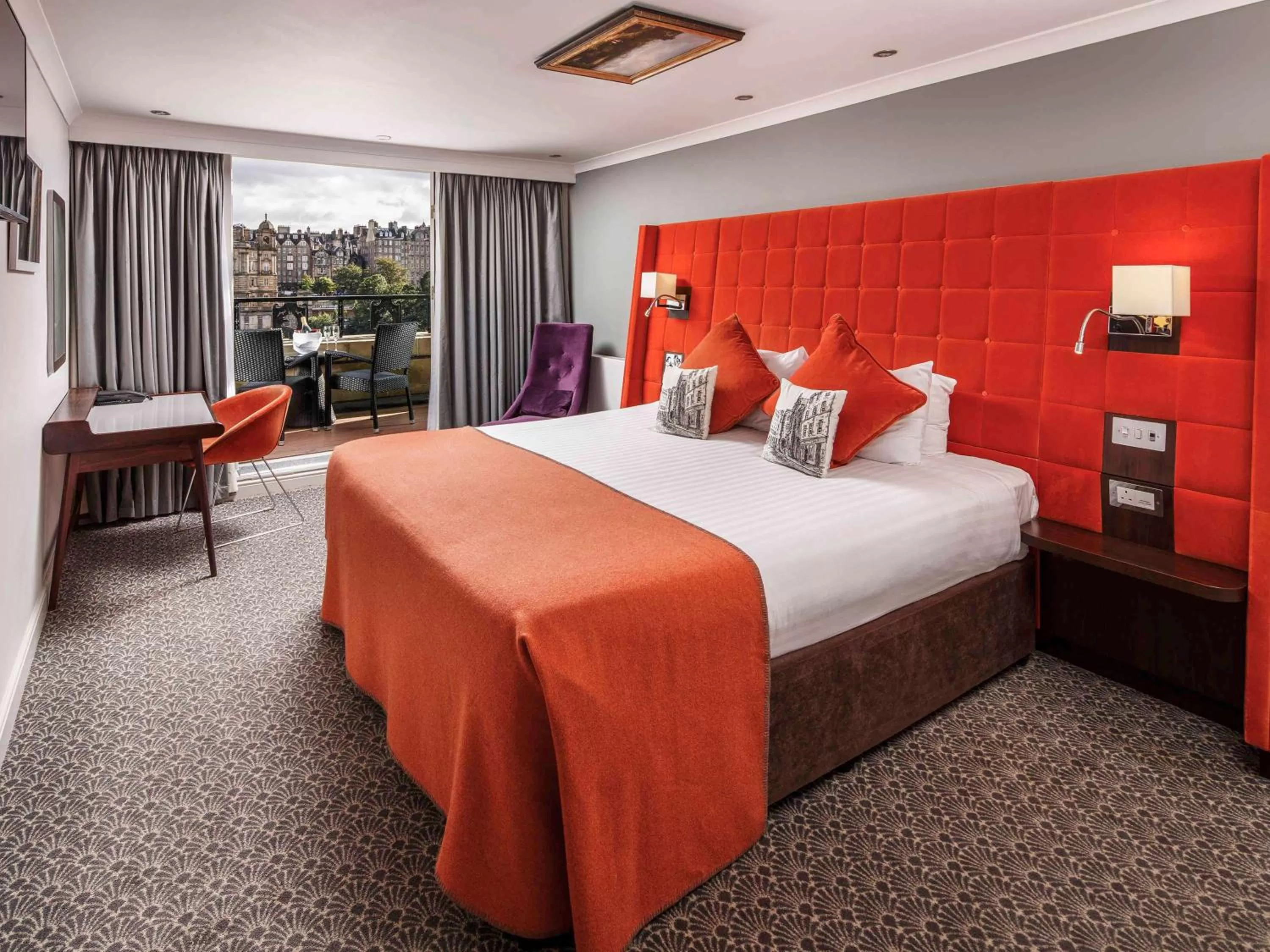 Superior Double Room With Castle View in Mercure Edinburgh City - Princes Street Hotel