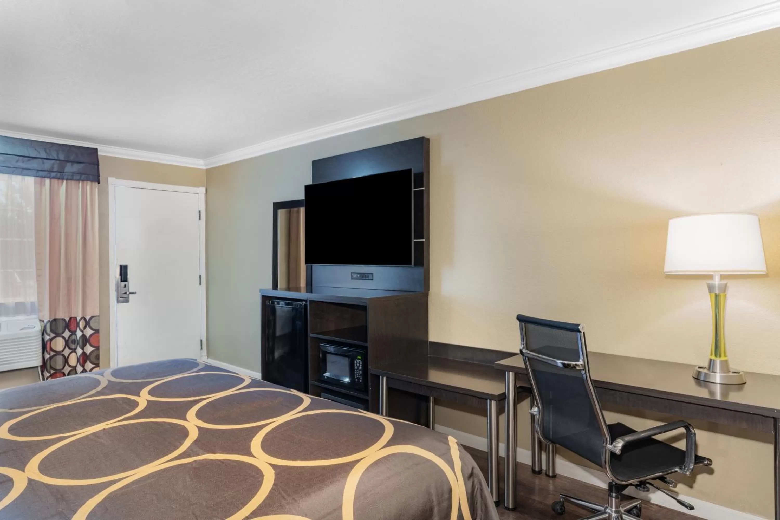 King Room with Mobility/Hearing Impaired Access - Non-Smoking in Super 8 Ukiah by Wyndham