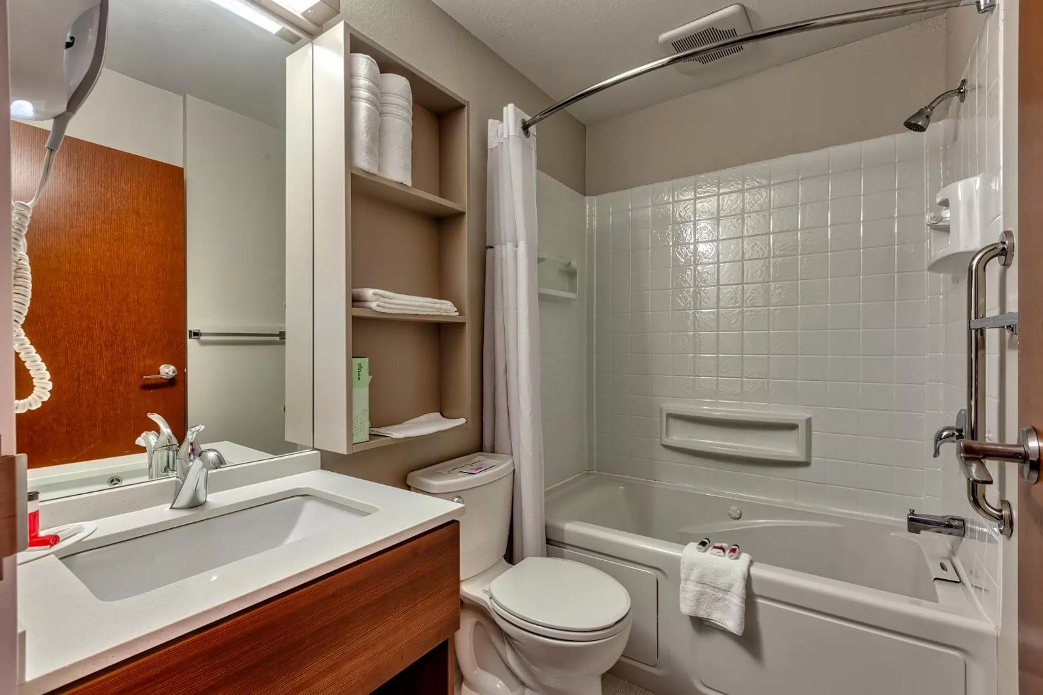 Deluxe Queen Room with Jetted Tub - Non-Smoking in Microtel Inn & Suites by Wyndham Niagara Falls