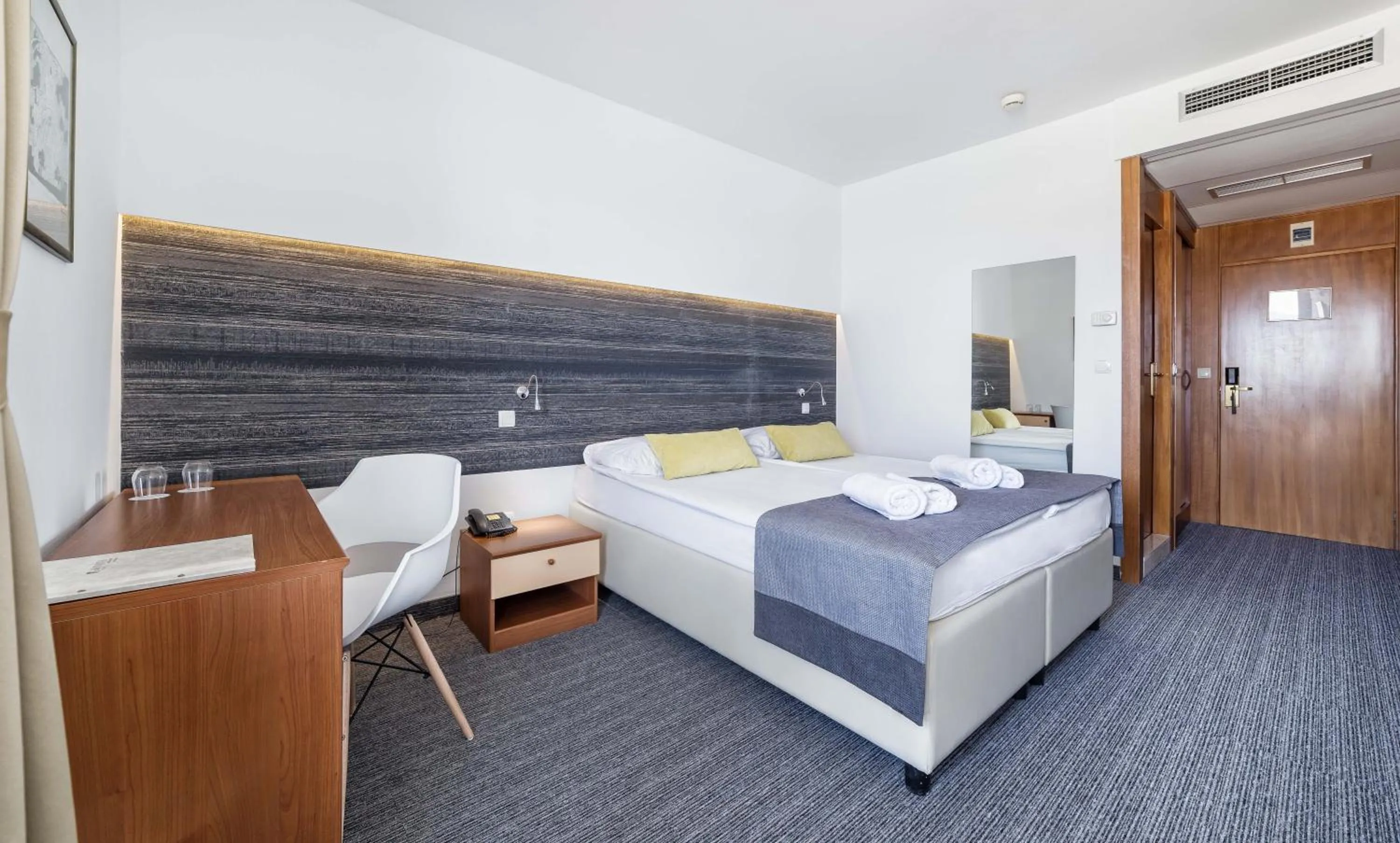 Economy Twin Room with Balcony in Hotel Punta