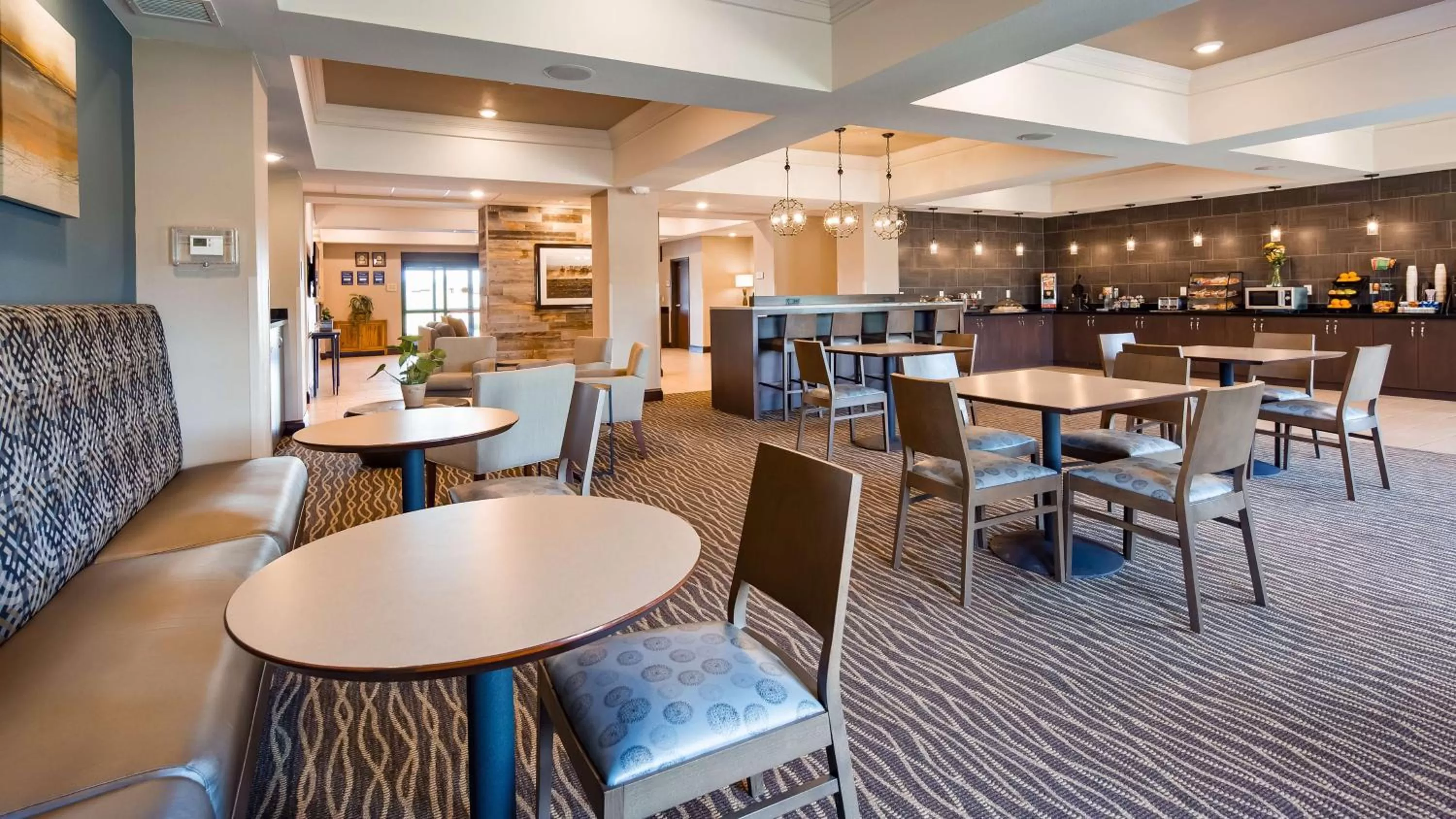 Breakfast in Best Western Plus Overland Inn