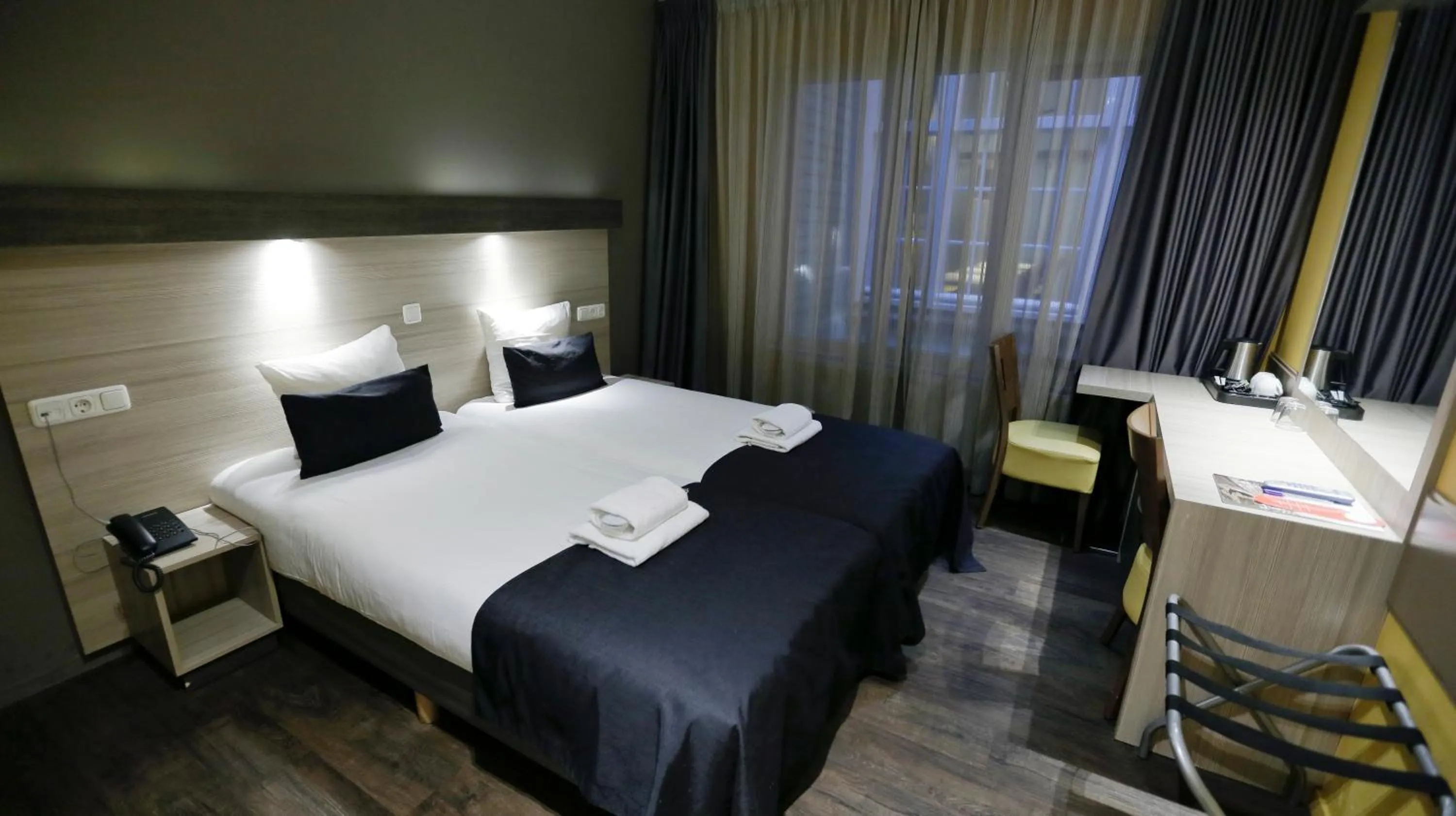 Superior Twin Room in City Hotel Amsterdam