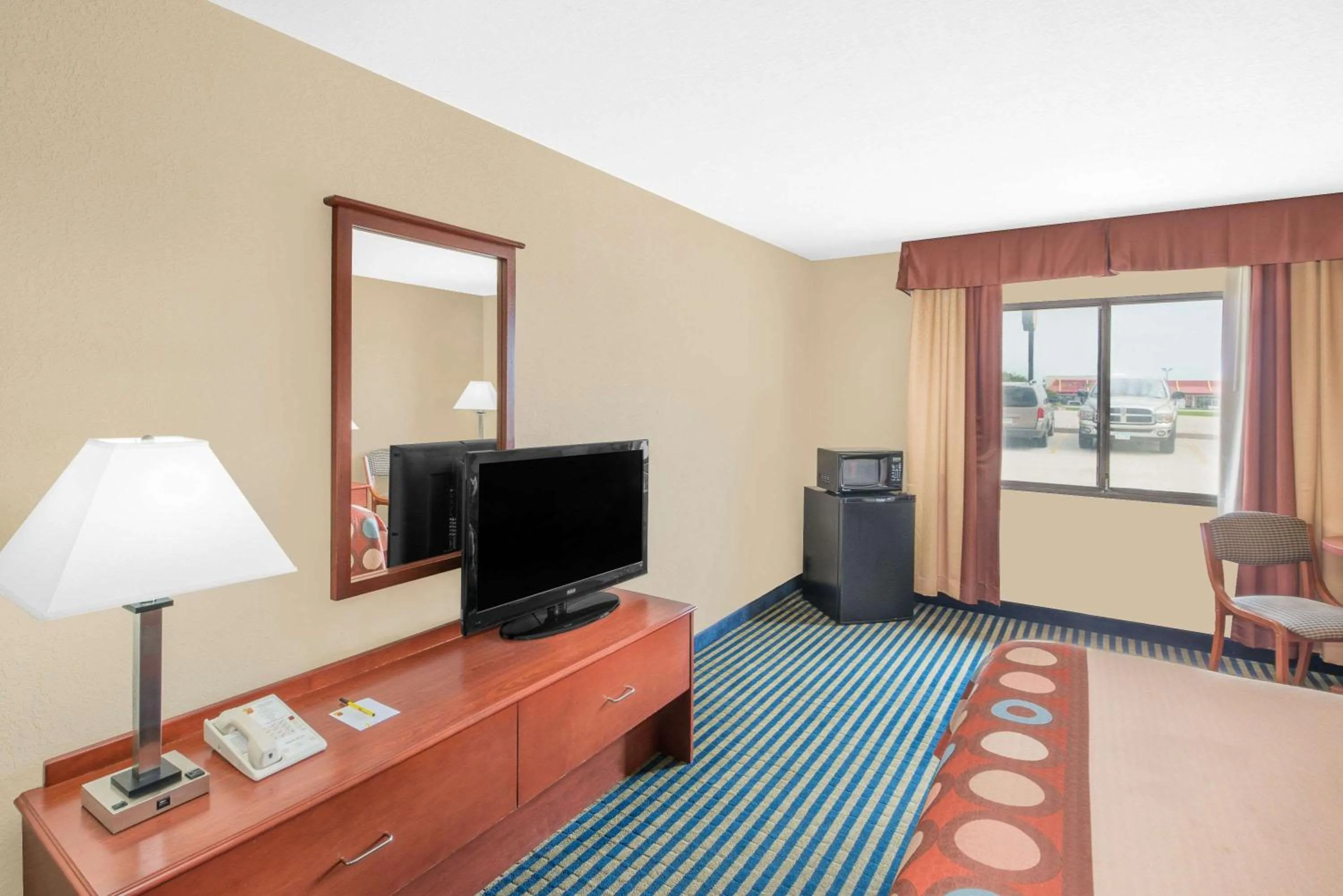 Photo of the whole room in Super 8 by Wyndham Marshalltown