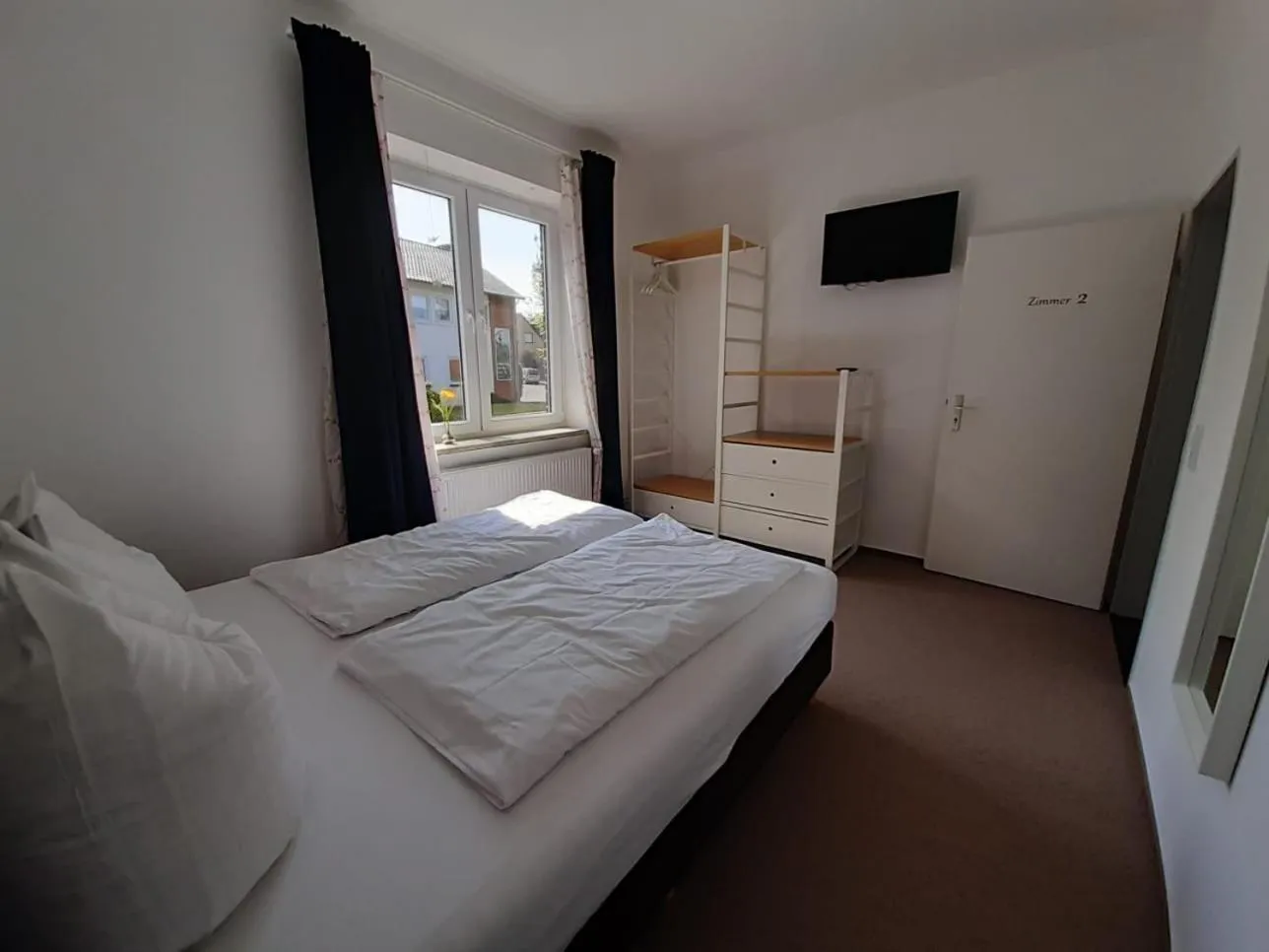 Budget Double Room in Gästehaus bed & kitchen