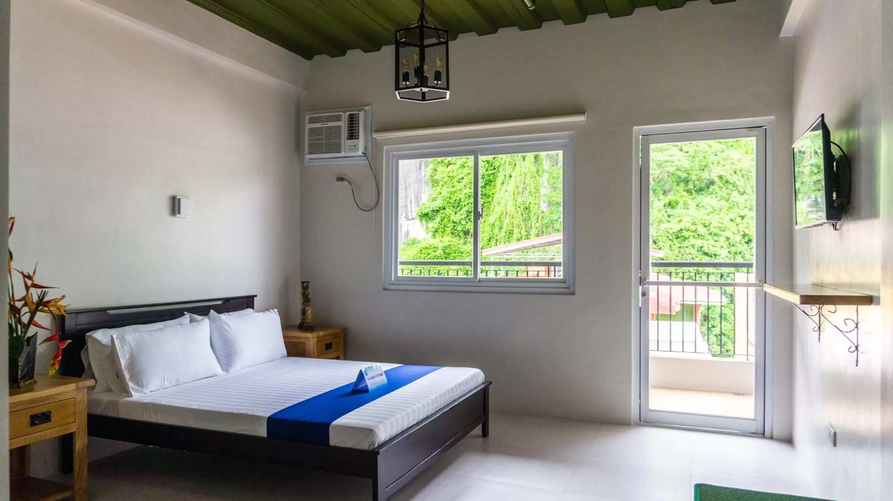 Queen Room with Balcony in South Anchorage Inn