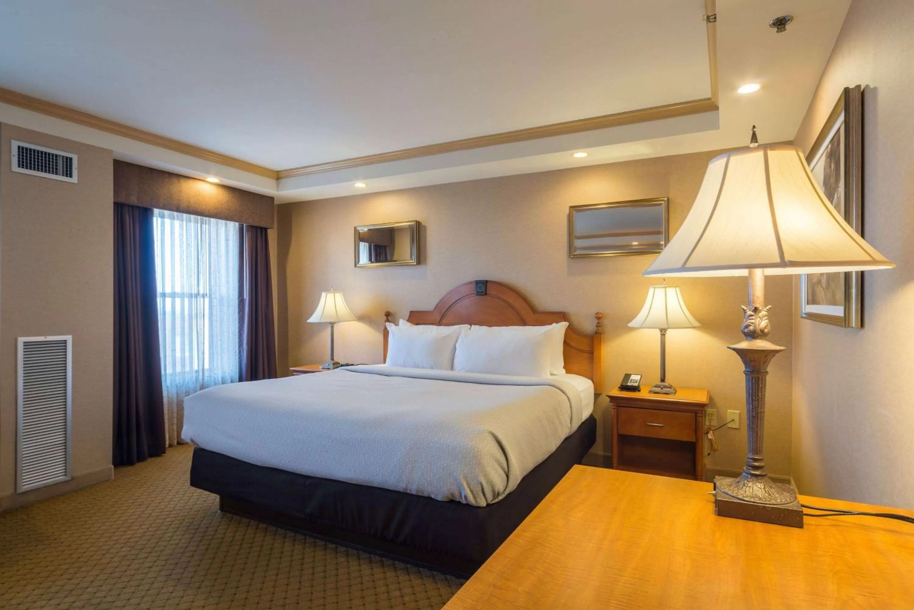Deluxe King Room - Non-Smoking in Ambassador Hotel Milwaukee, Trademark Collection by Wyndham