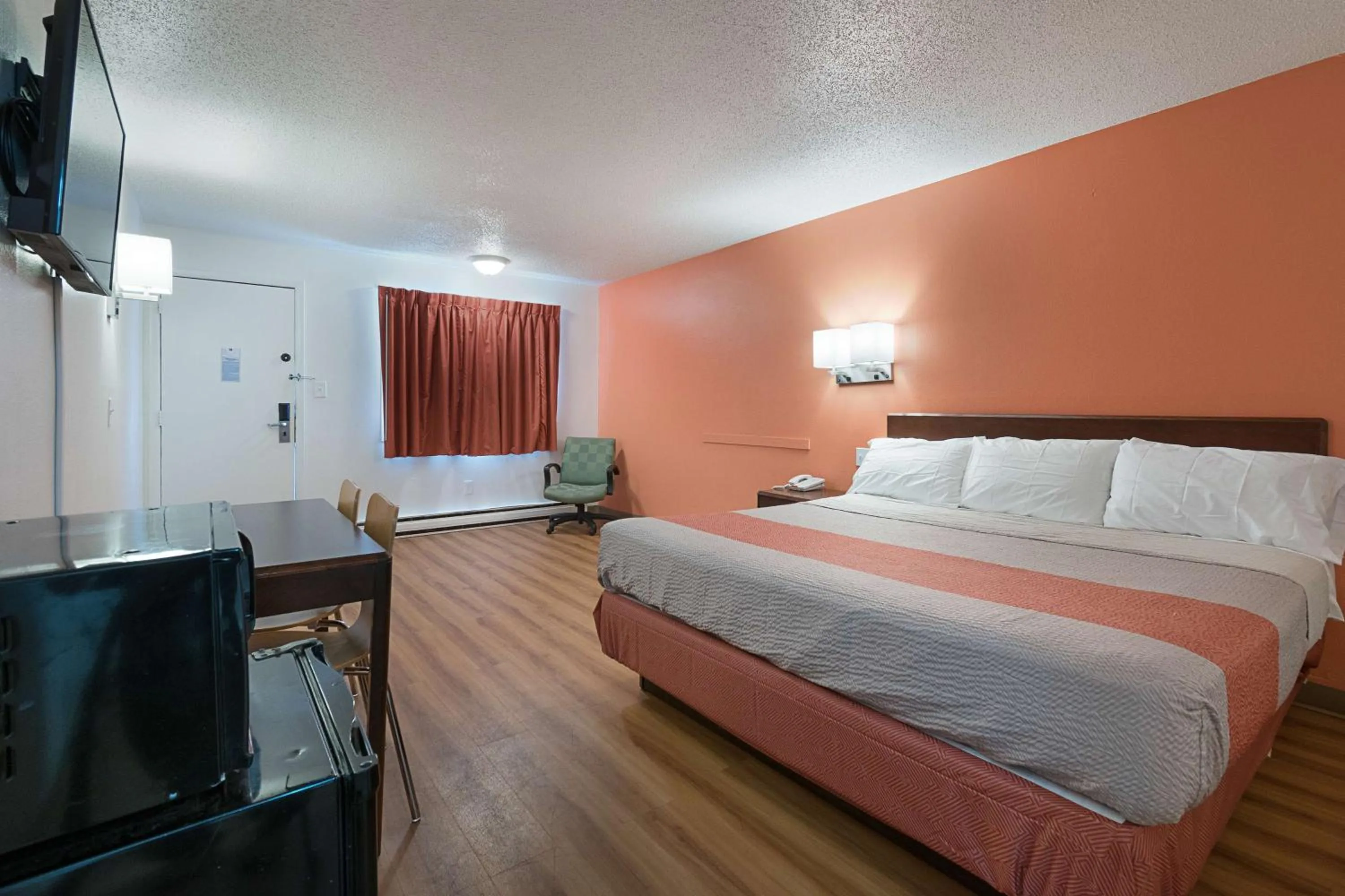 King Room - single occupancy - Non-Smoking in Motel 6-Frackville, PA