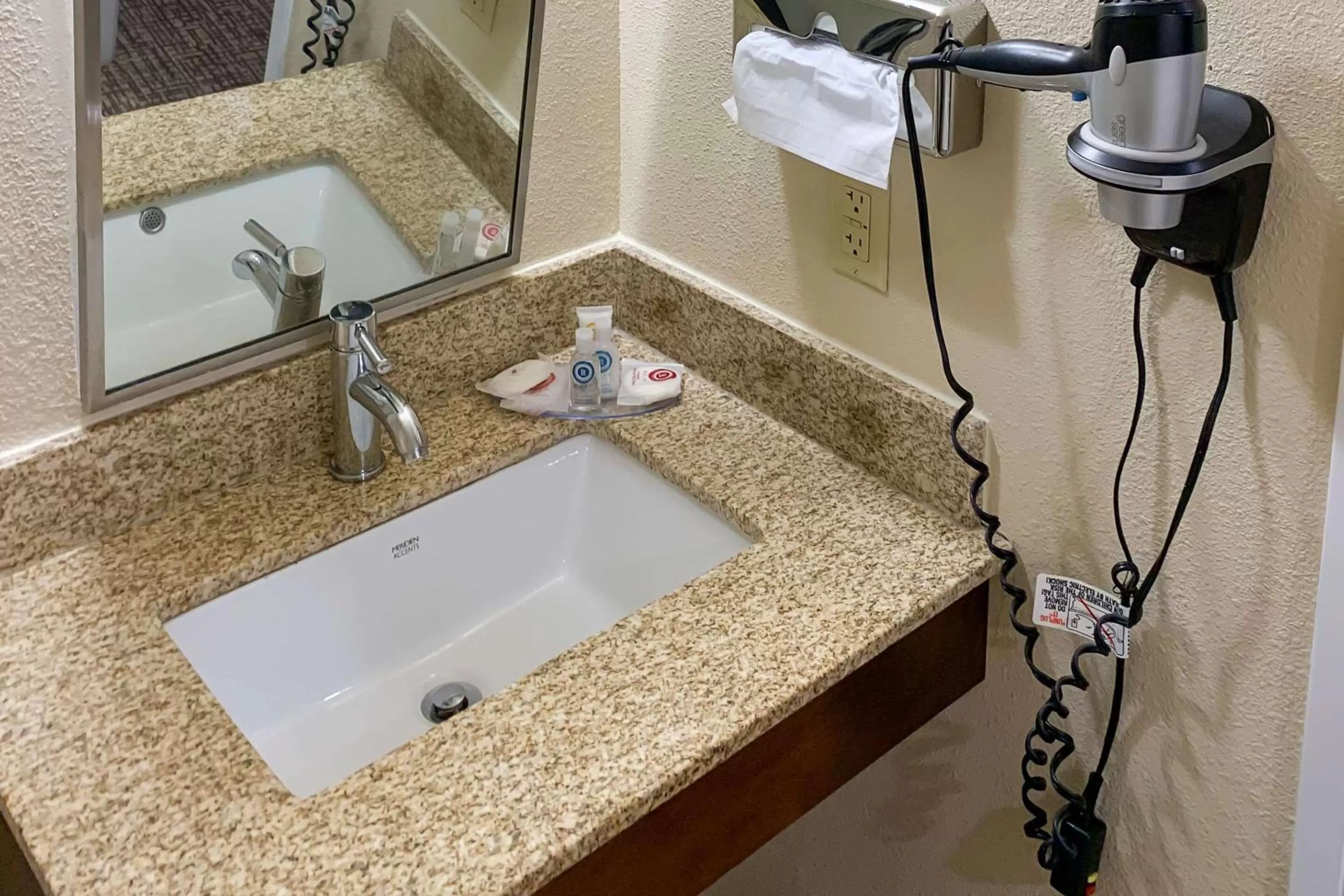 Photo of the whole room in Comfort Inn Pittsburgh Crafton