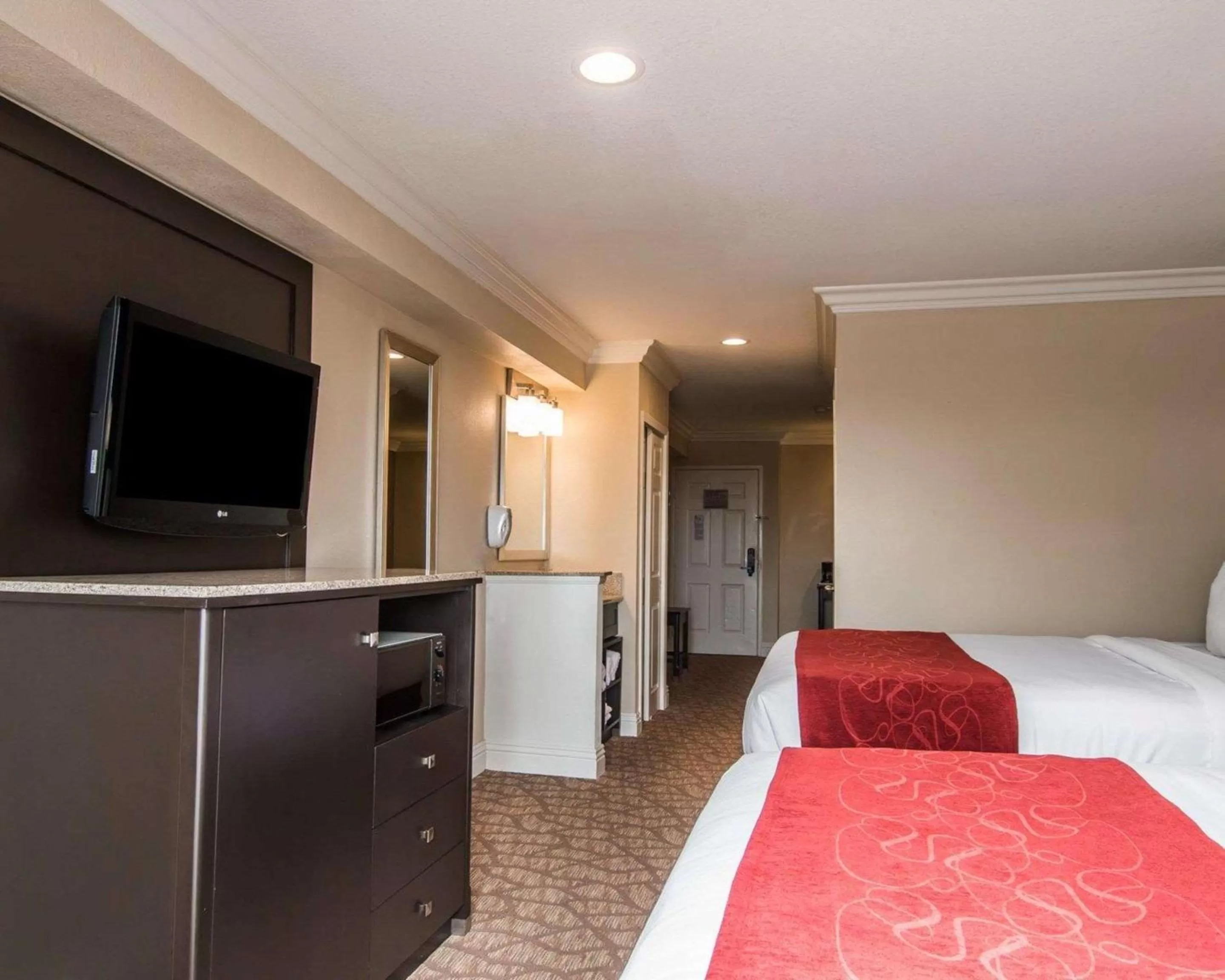 Deluxe Suite, 2 Queen Beds with Sofa Bed, Non Smoking in Comfort Suites San Clemente Beach