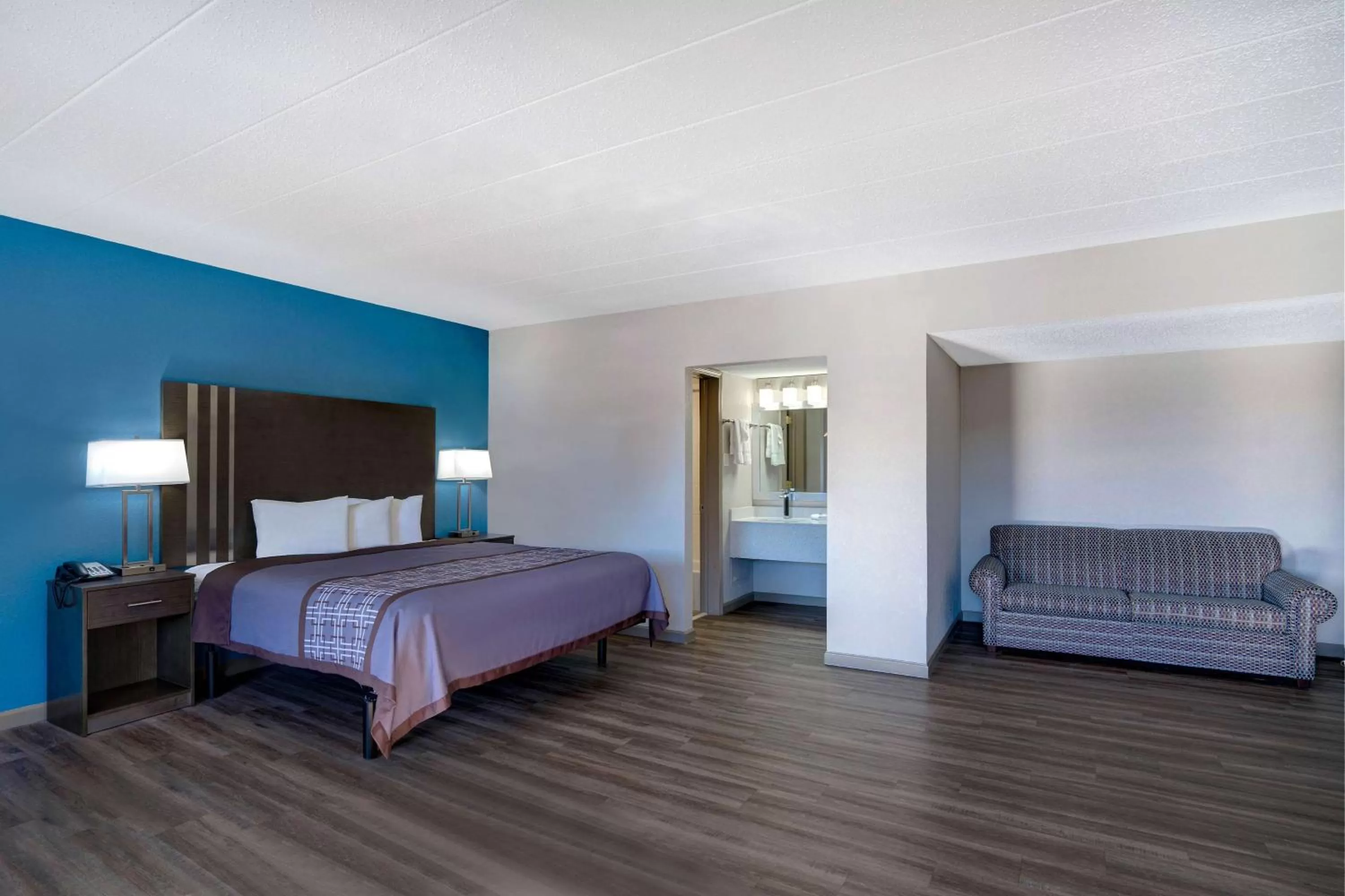 Deluxe Queen Room - single occupancy - Non-Smoking in Motel 6 Burlington