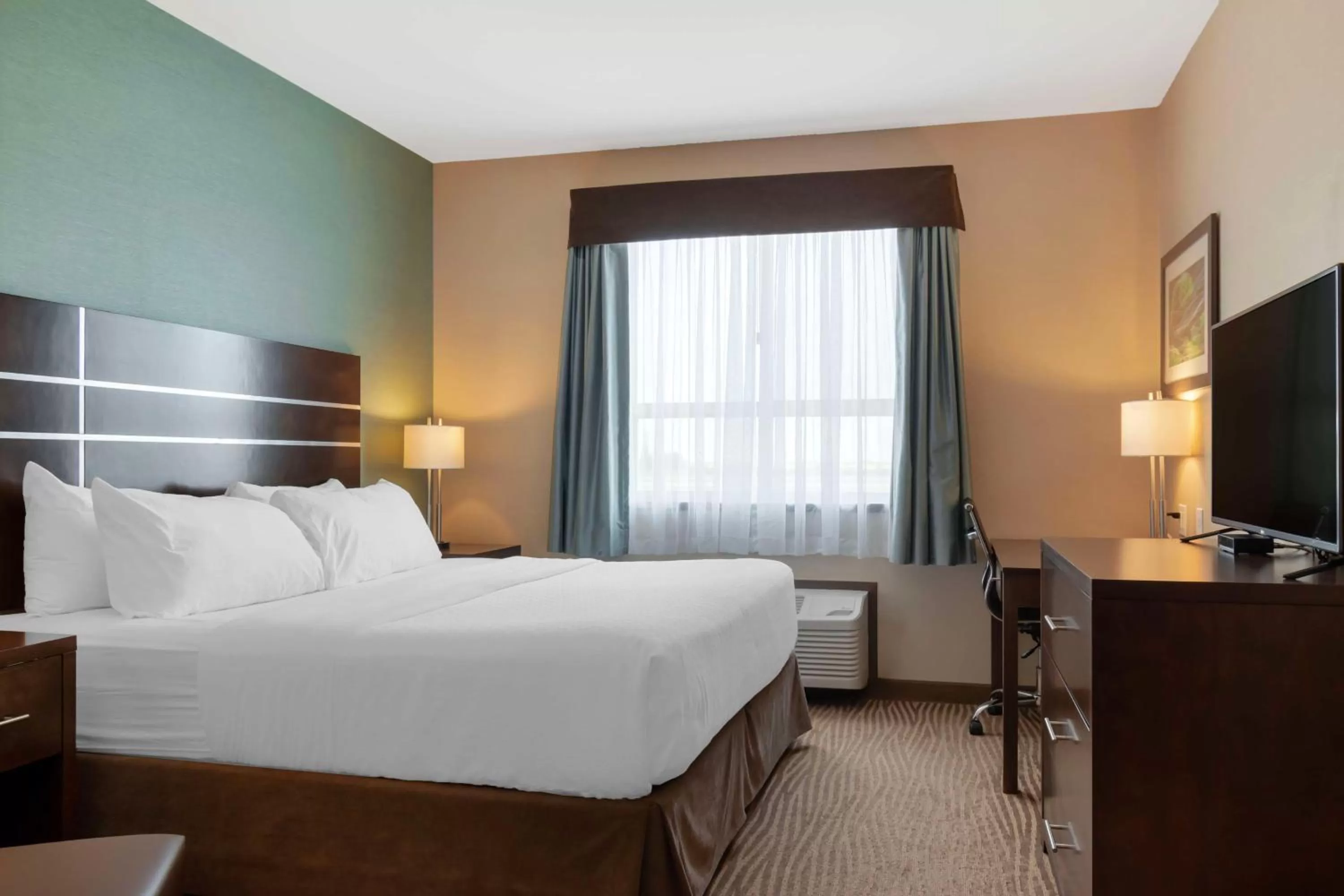 King Room with Walk-in Shower - Mobility Accessible/Non-Smoking in Best Western Plus Moosomin Hotel