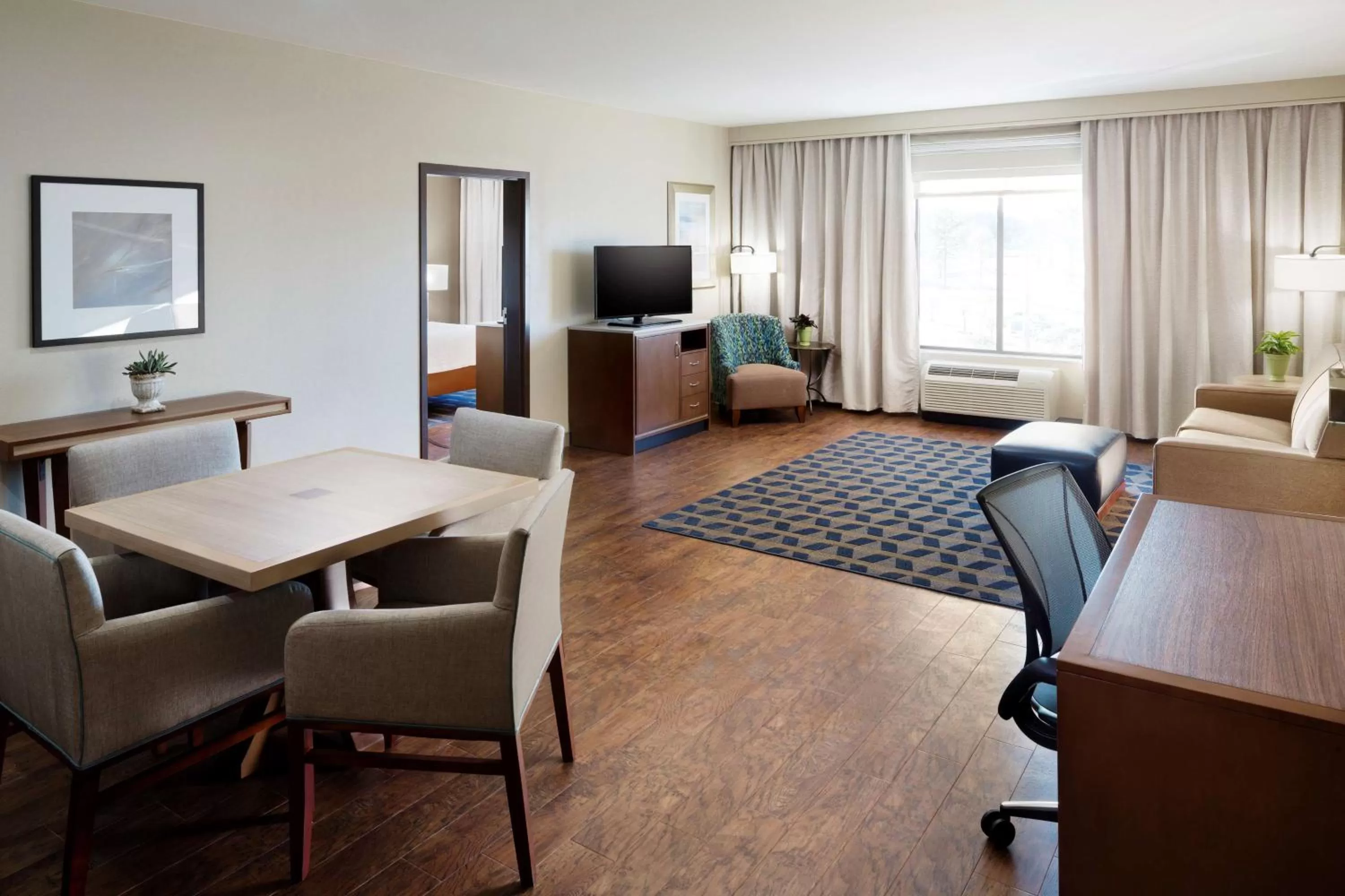 One-Bedroom King Suite with Bathtub - Mobility Access in Longview Hilton Garden Inn