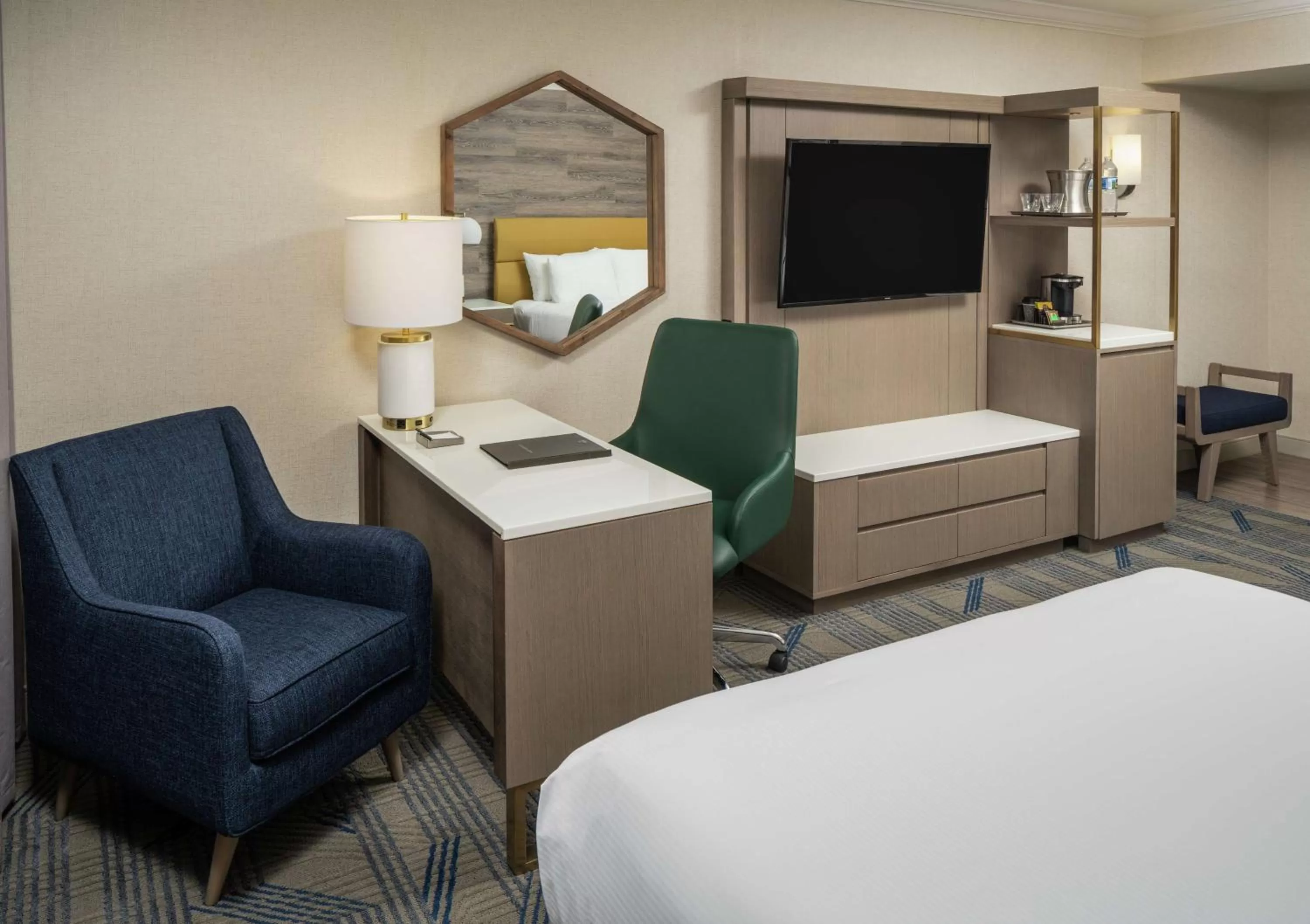 Queen Room with Roll-in Shower - Mobility and Hearing Access/Non-Smoking in Hilton Durham near Duke University