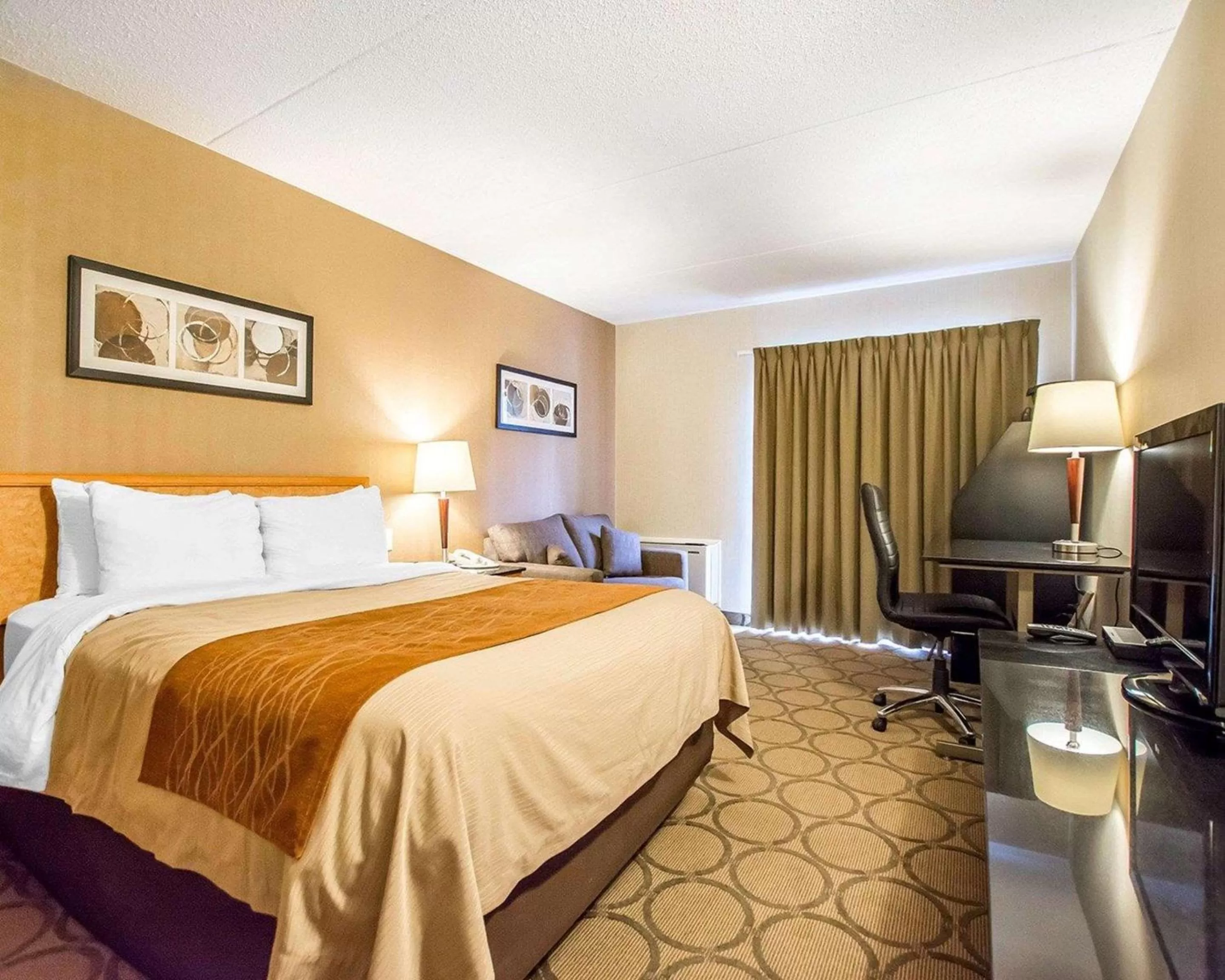 Business Queen Room - Upper Floor/Non-Smoking in Comfort Inn Kirkland Lake
